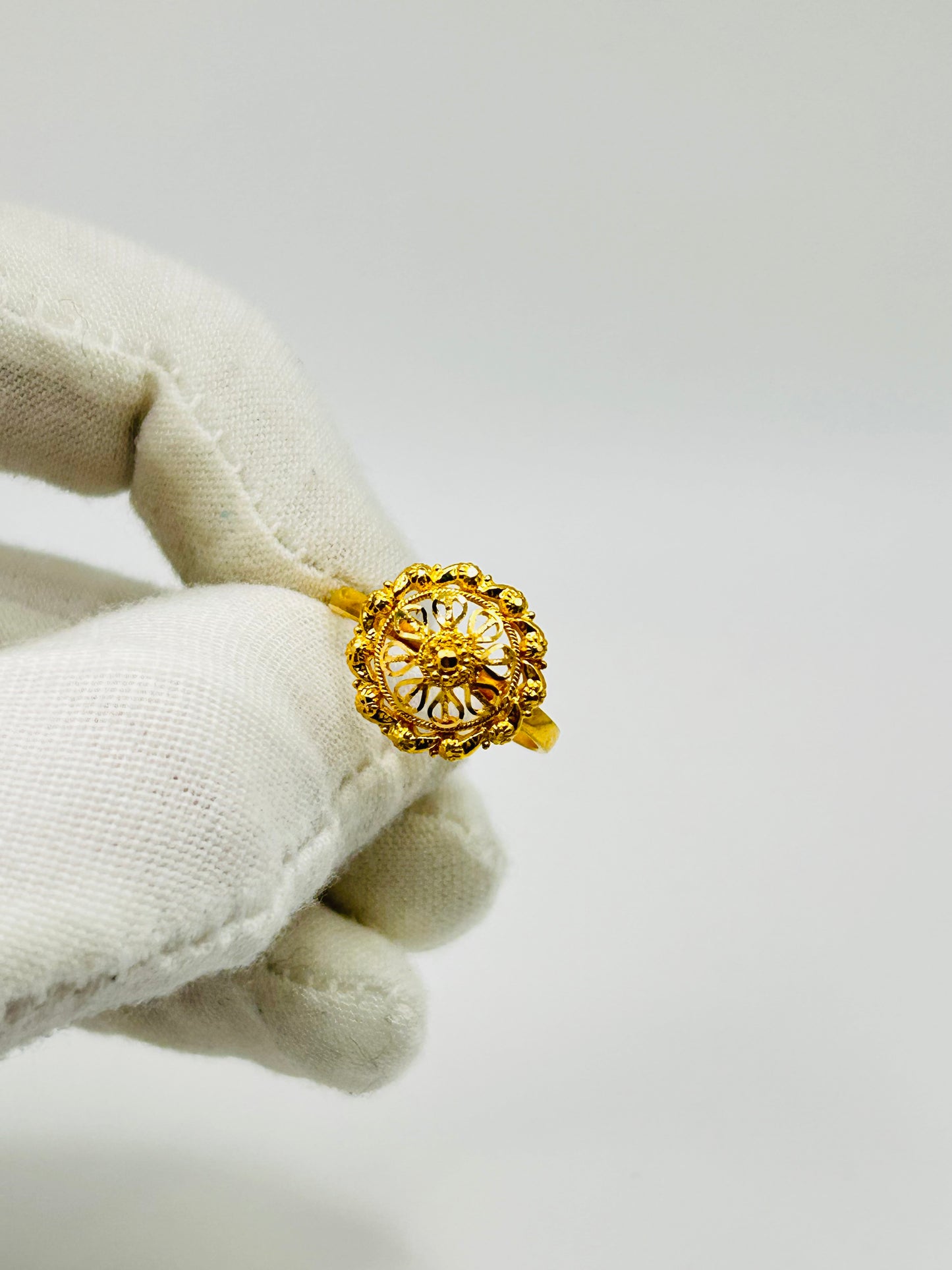 22ct Gold Ladies Ring – 2.9g – Size O (Hallmarked)