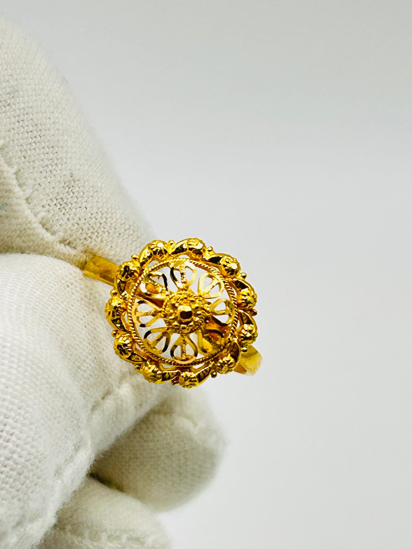 22ct Gold Ladies Ring – 2.9g – Size O (Hallmarked)