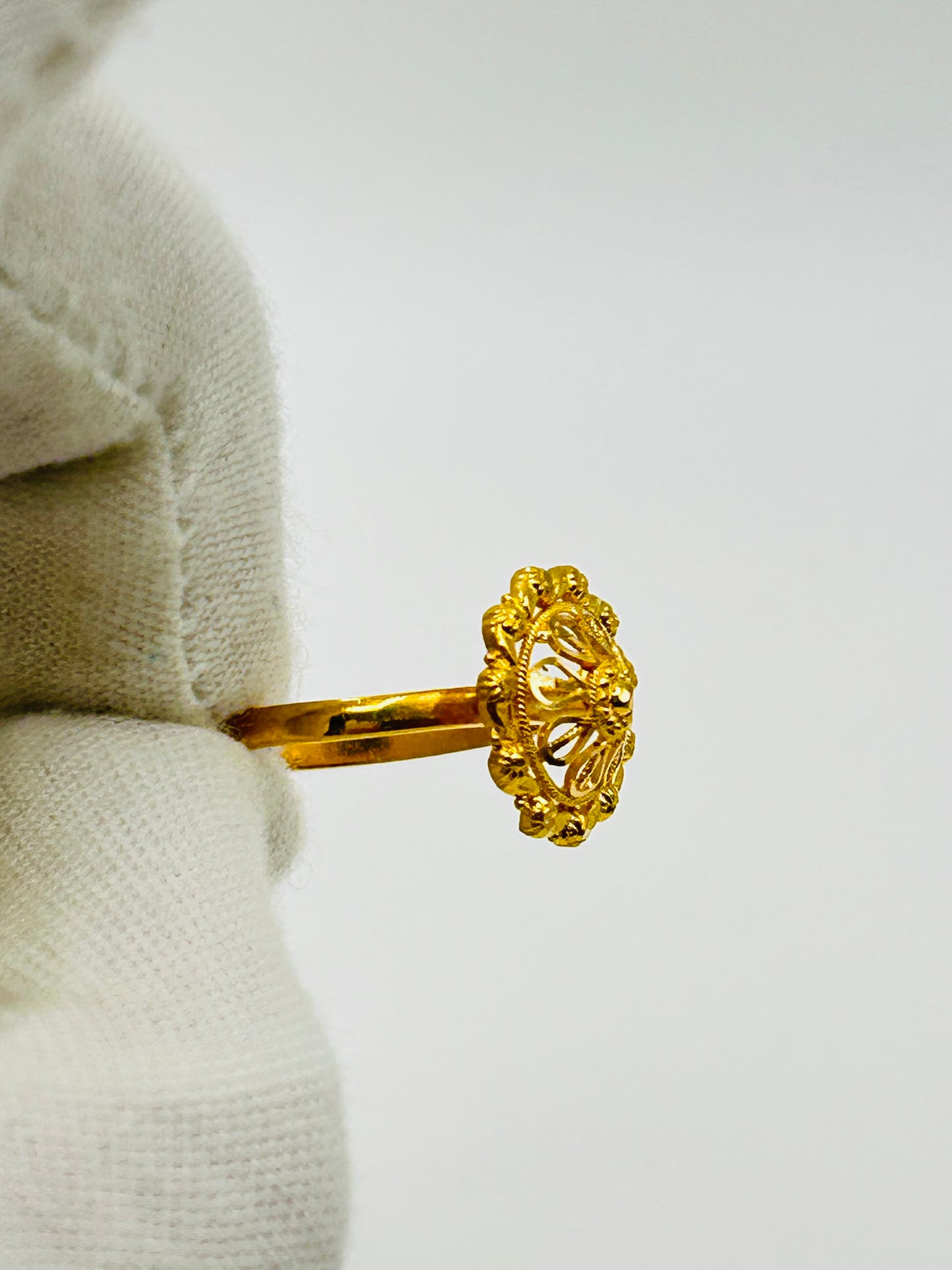 22ct Gold Ladies Ring – 2.9g – Size O (Hallmarked)