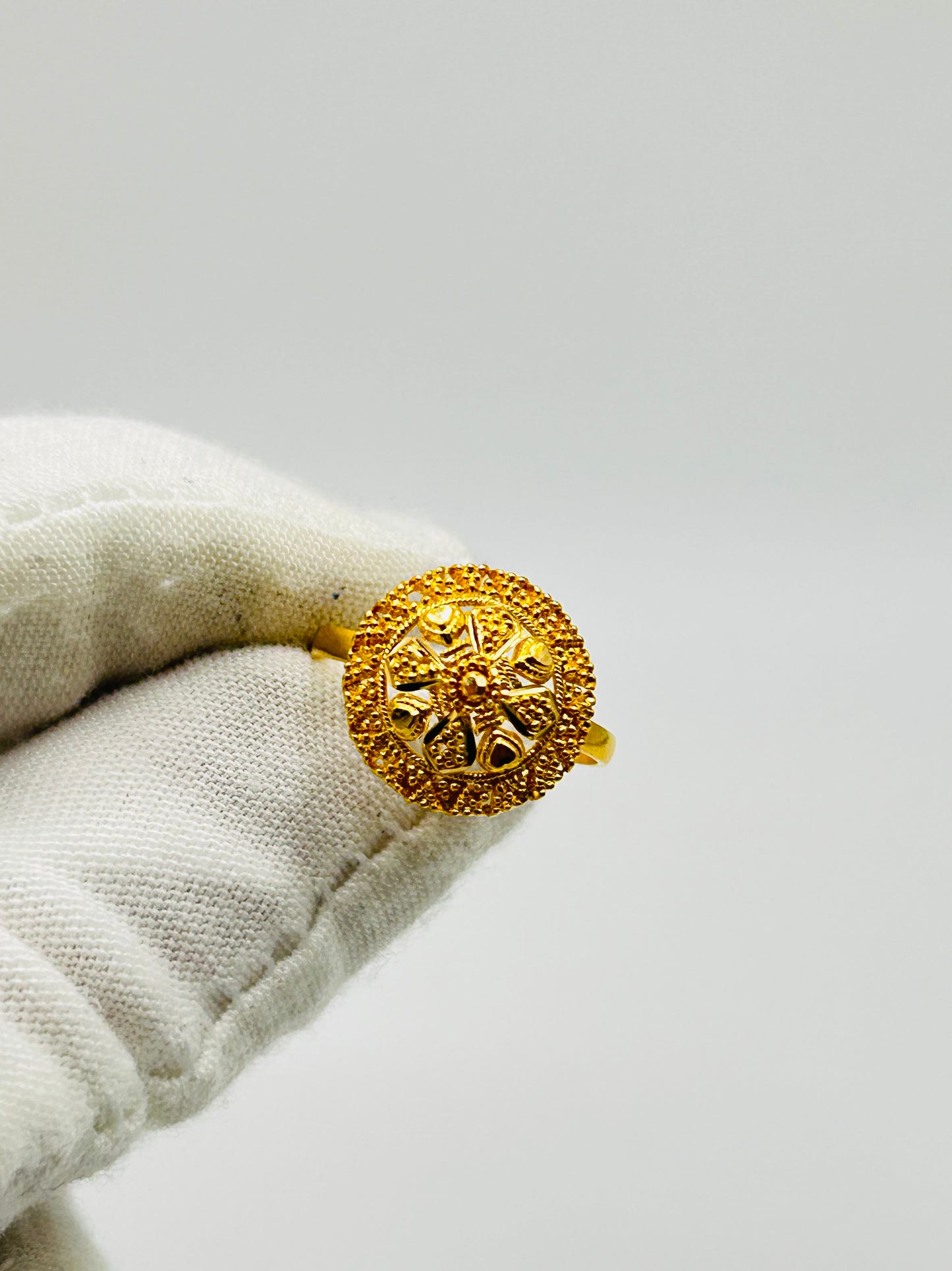 22ct Gold Ladies Ring – 2.9g – Size P½ (Hallmarked)