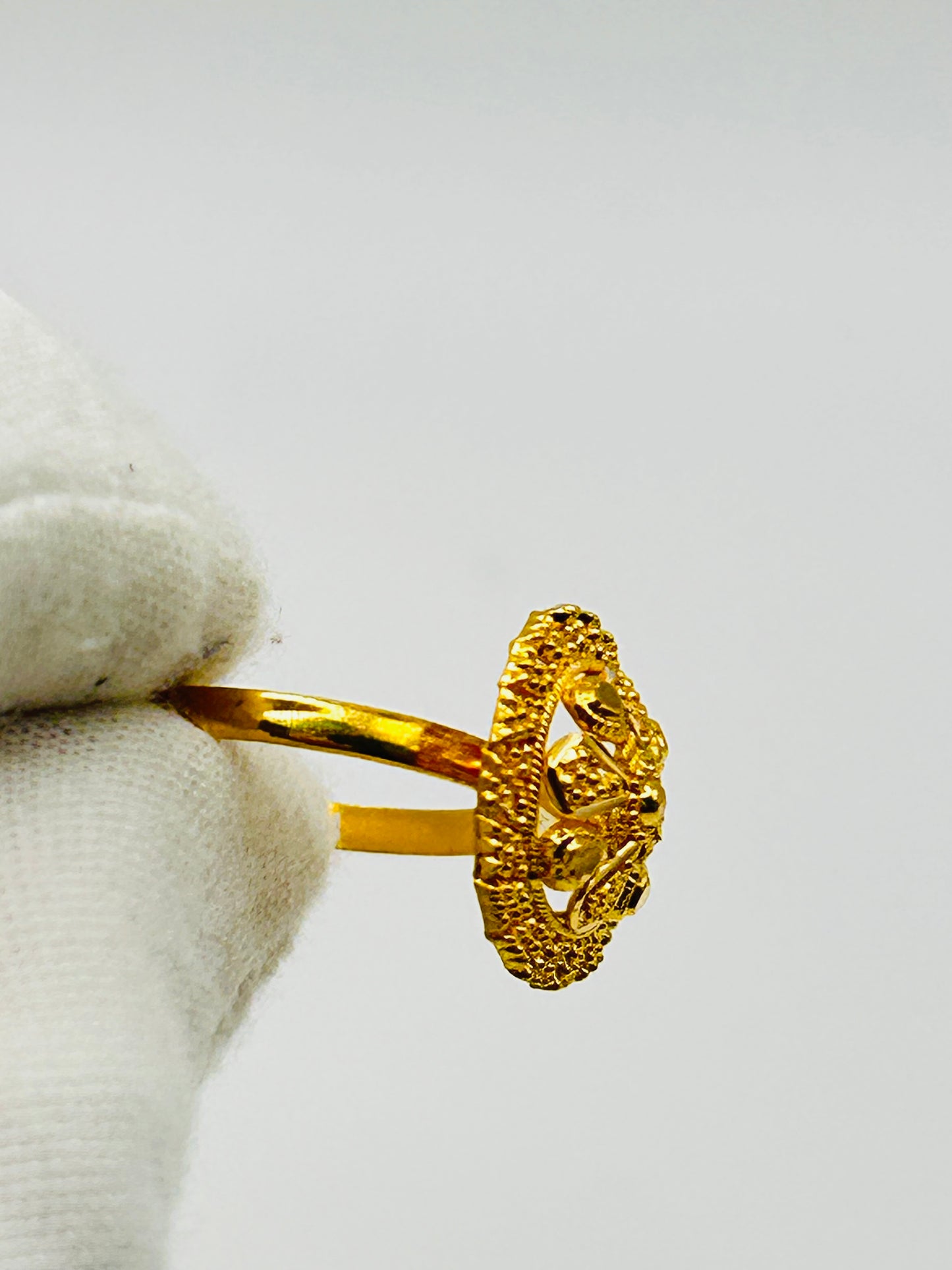 22ct Gold Ladies Ring – 2.9g – Size P½ (Hallmarked)