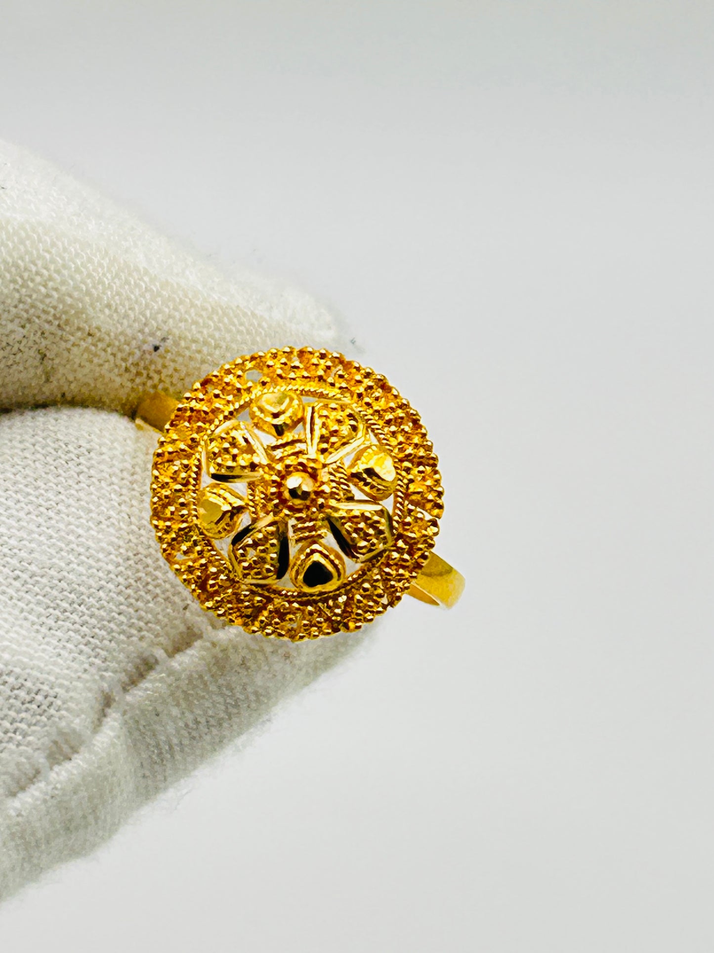 22ct Gold Ladies Ring – 2.9g – Size P½ (Hallmarked)