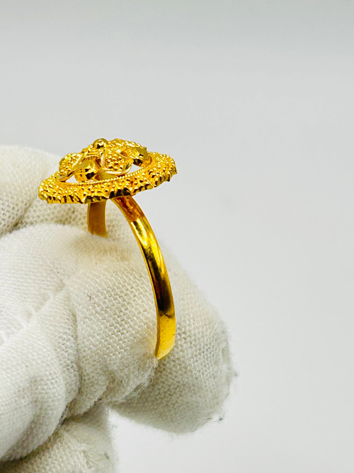 22ct Gold Ladies Ring – 2.9g – Size P½ (Hallmarked)
