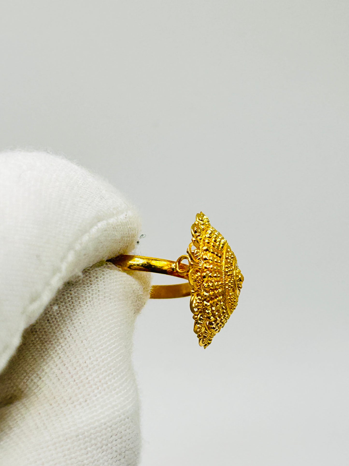 22ct Gold Ladies Ring – 3.5g – Size P (Hallmarked)