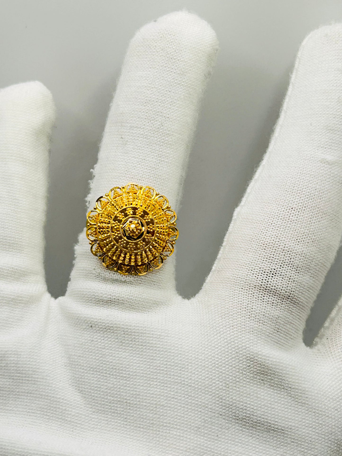 22ct Gold Ladies Ring – 3.5g – Size P (Hallmarked)