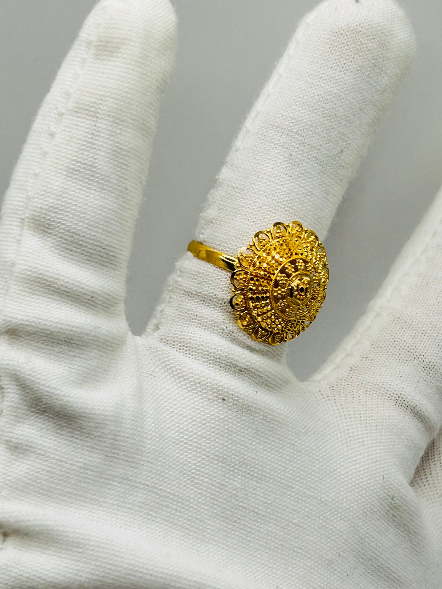 22ct Gold Ladies Ring – 3.5g – Size P (Hallmarked)