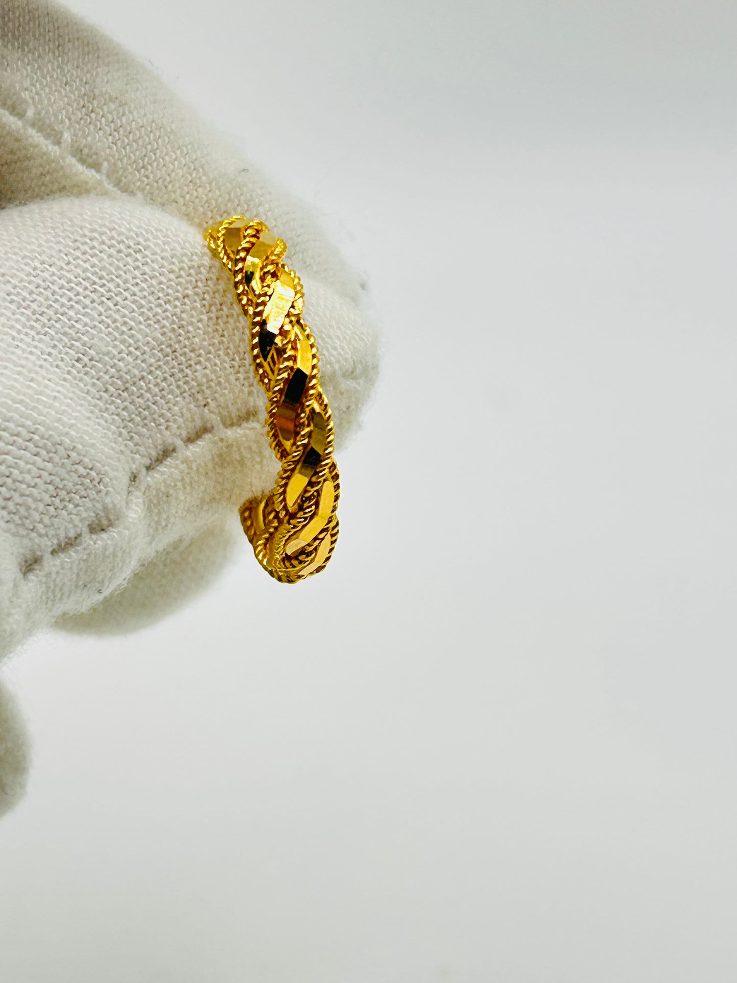 22ct Gold Ladies Ring – 4.0g – Size Q½ (Hallmarked)