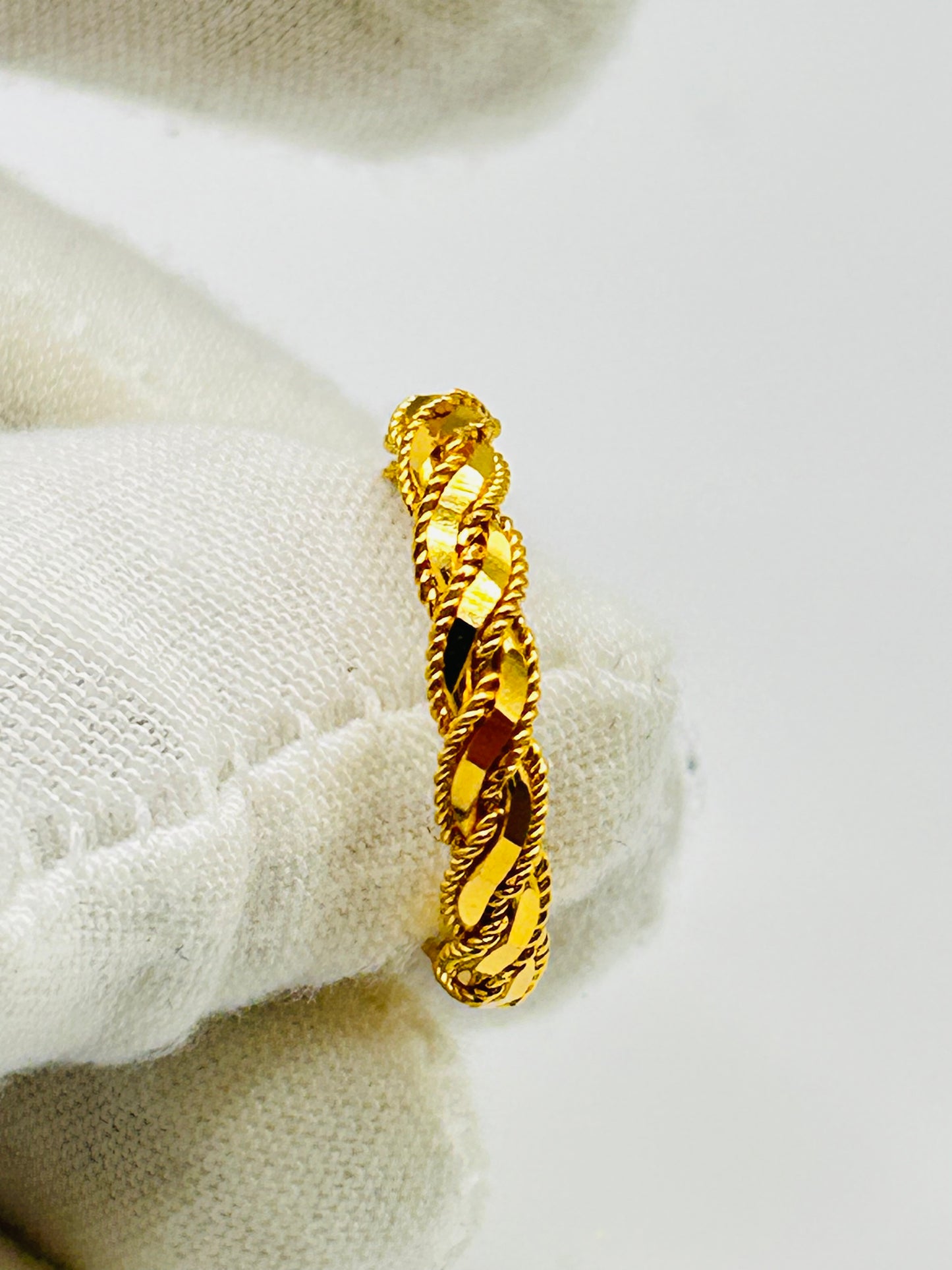 22ct Gold Ladies Ring – 4.0g – Size Q½ (Hallmarked)