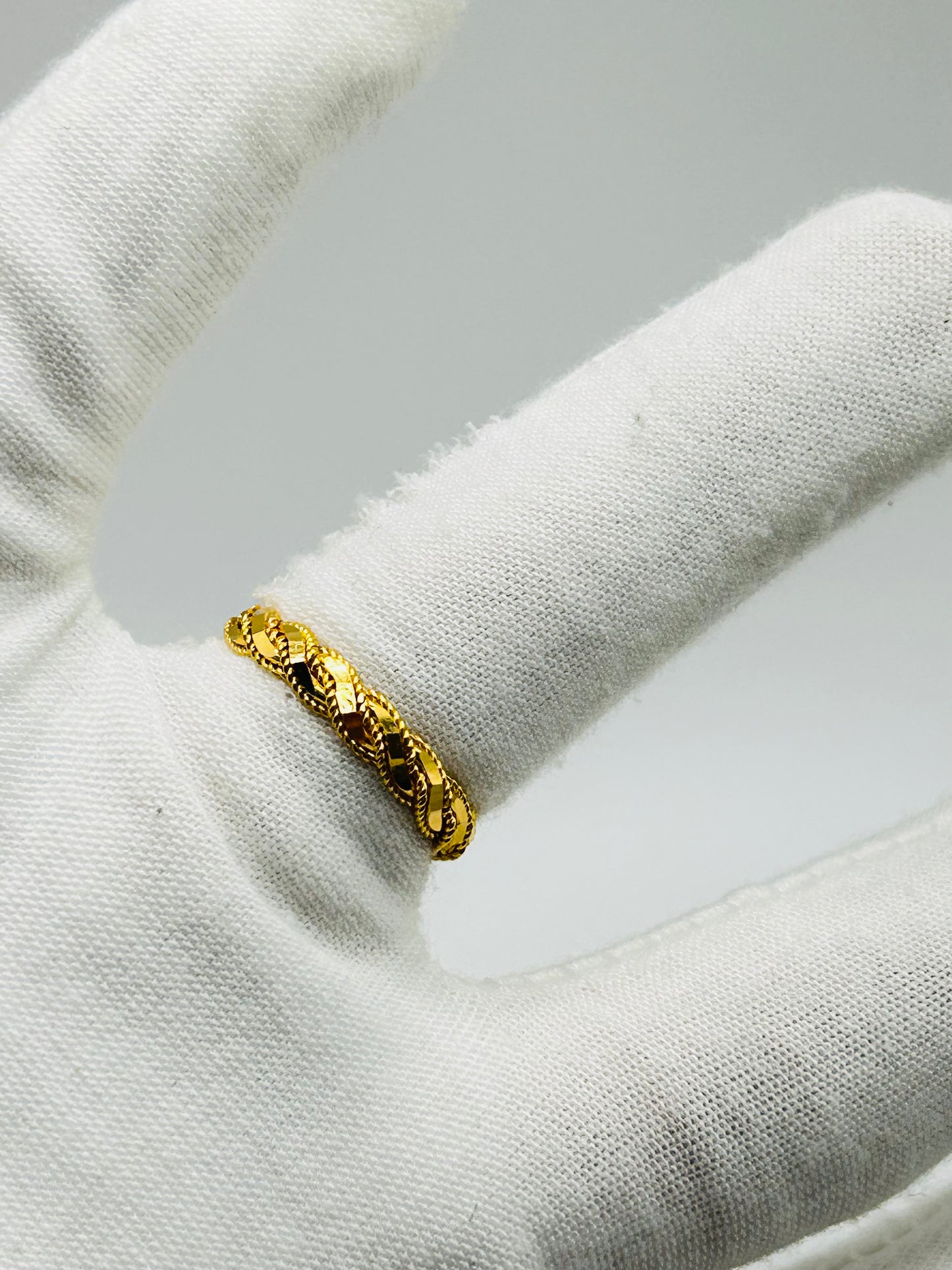 22ct Gold Ladies Ring – 4.0g – Size Q½ (Hallmarked)