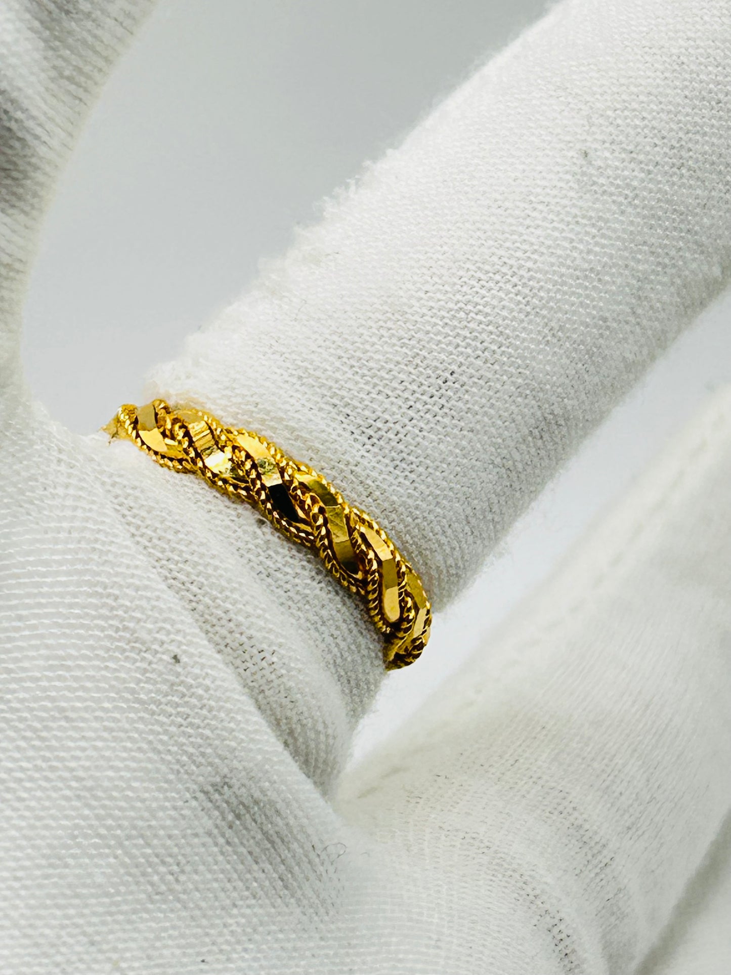 22ct Gold Ladies Ring – 4.0g – Size Q½ (Hallmarked)