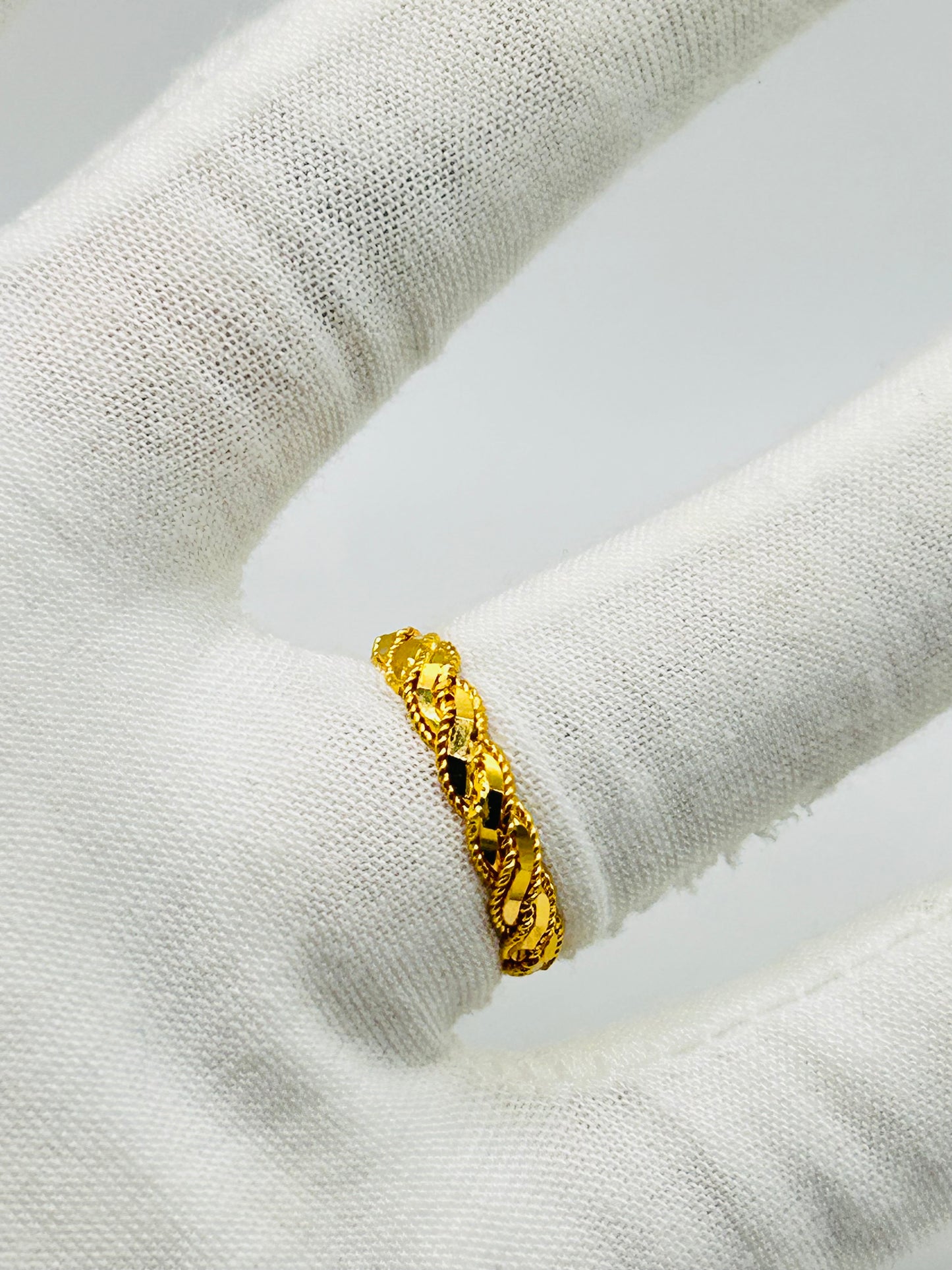 22ct Gold Ladies Ring – 4.0g – Size Q½ (Hallmarked)