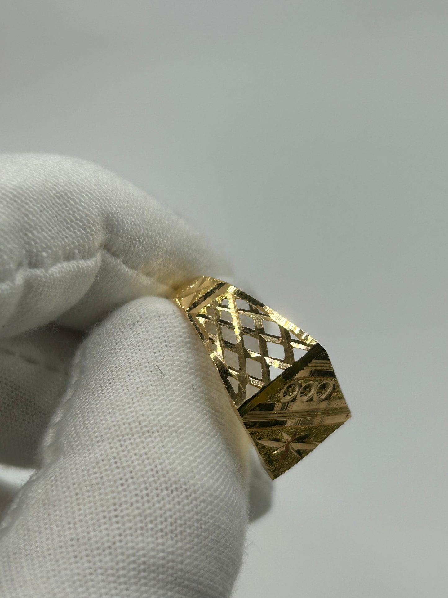 22ct Gold Men's Ring 4.2 grams Size T 1/2 Hallmarked