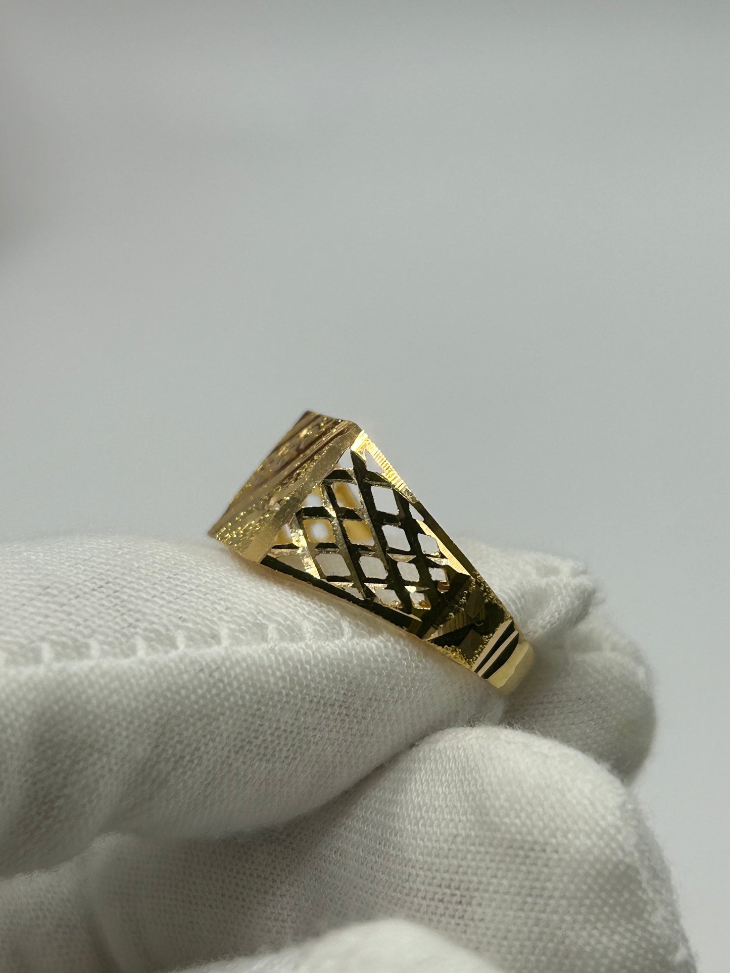 22ct Gold Men's Ring 4.2 grams Size T 1/2 Hallmarked