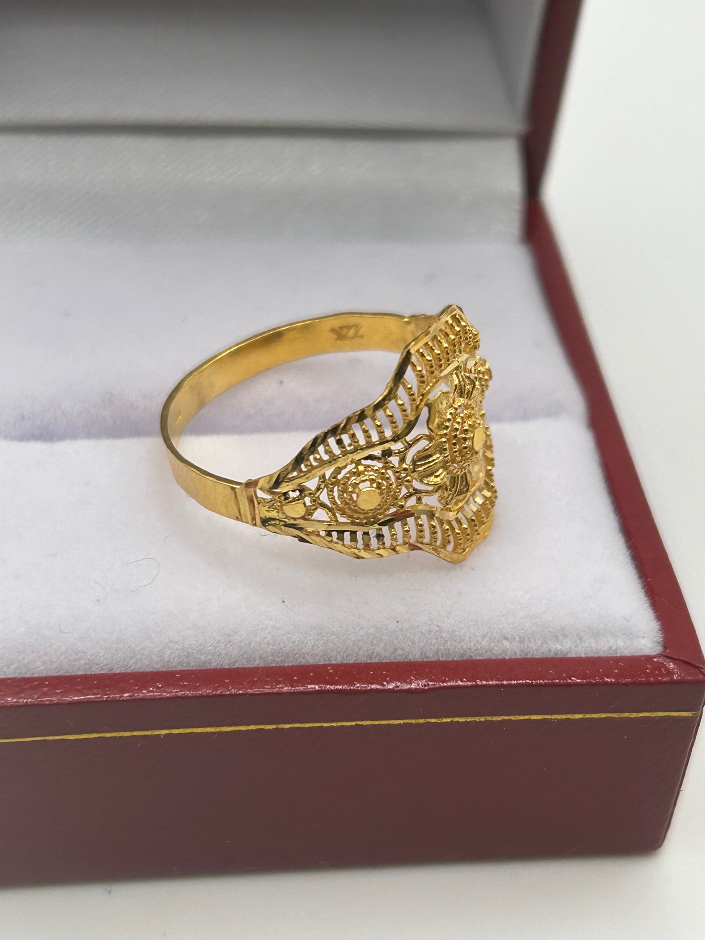 22ct Gold Ring Size Q Ladies Hallmarked 2.3 grams