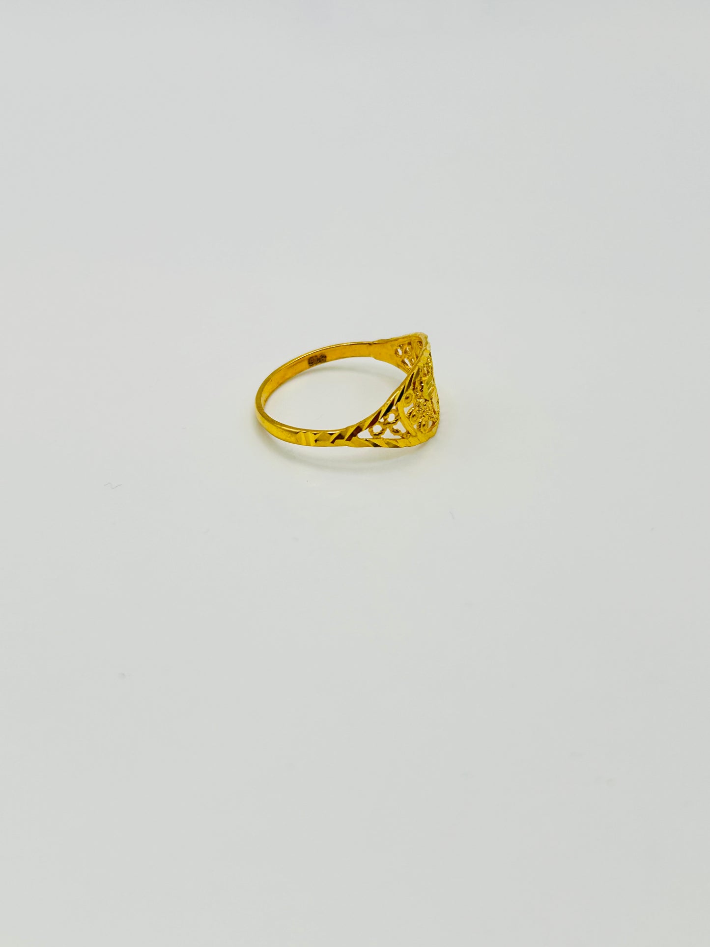 22ct Gold Ladies Ring Size P 1/2, Weight 2.1g Hallmarked