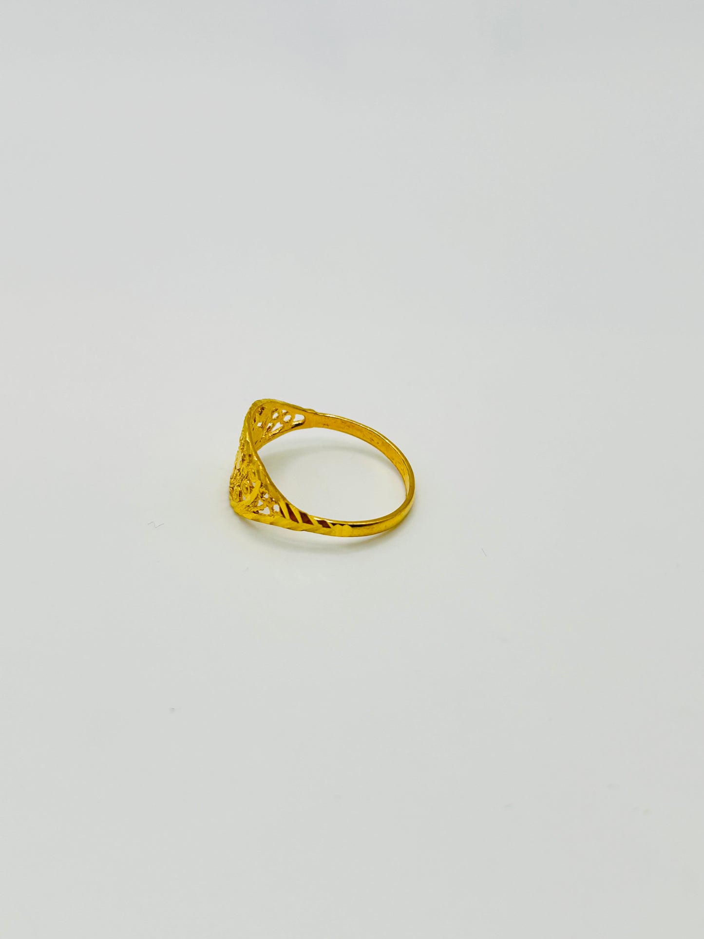 22ct Gold Ladies Ring Size P 1/2, Weight 2.1g Hallmarked
