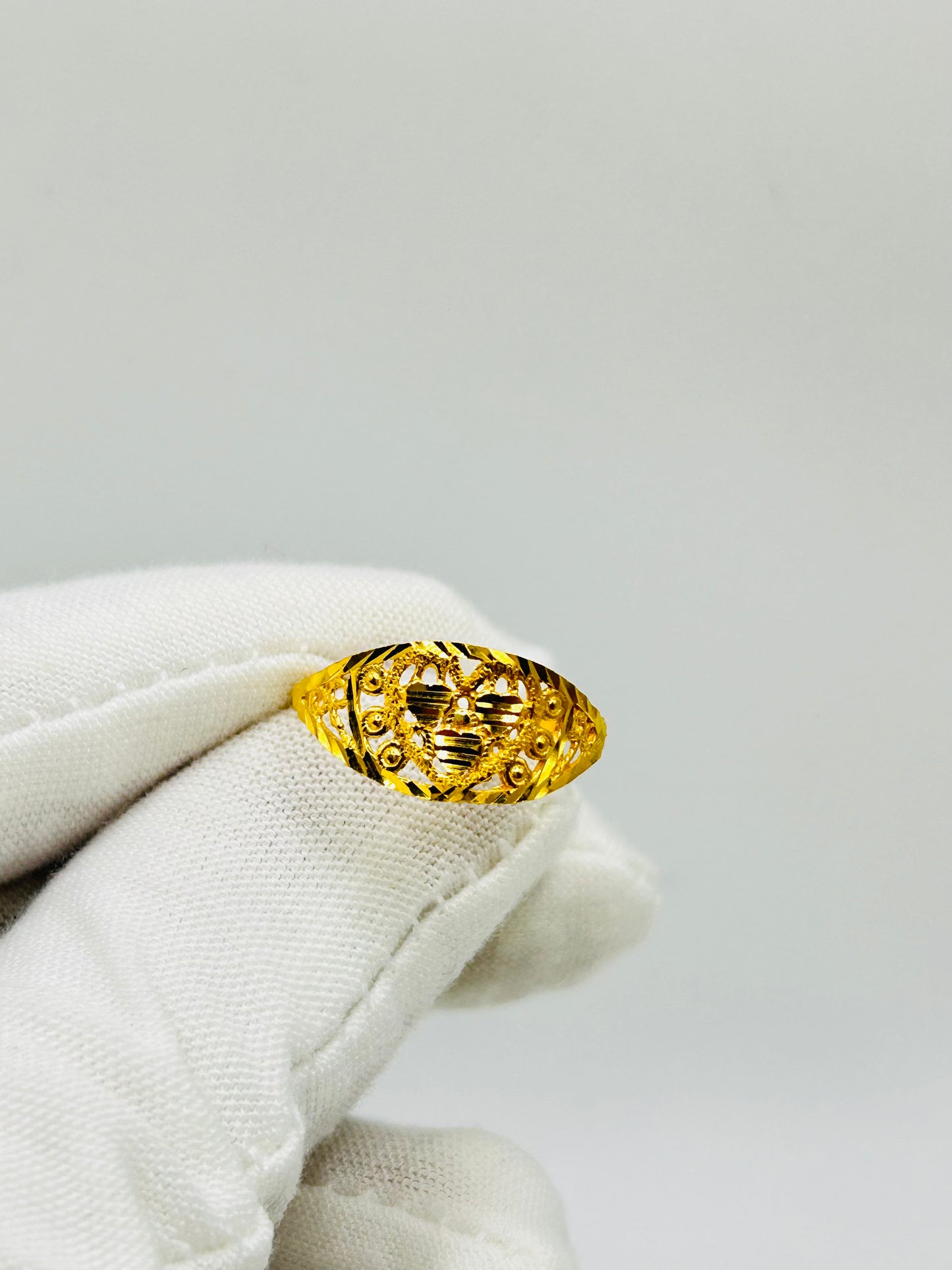 22ct Gold Ladies Ring Size P 1/2, Weight 2.1g Hallmarked