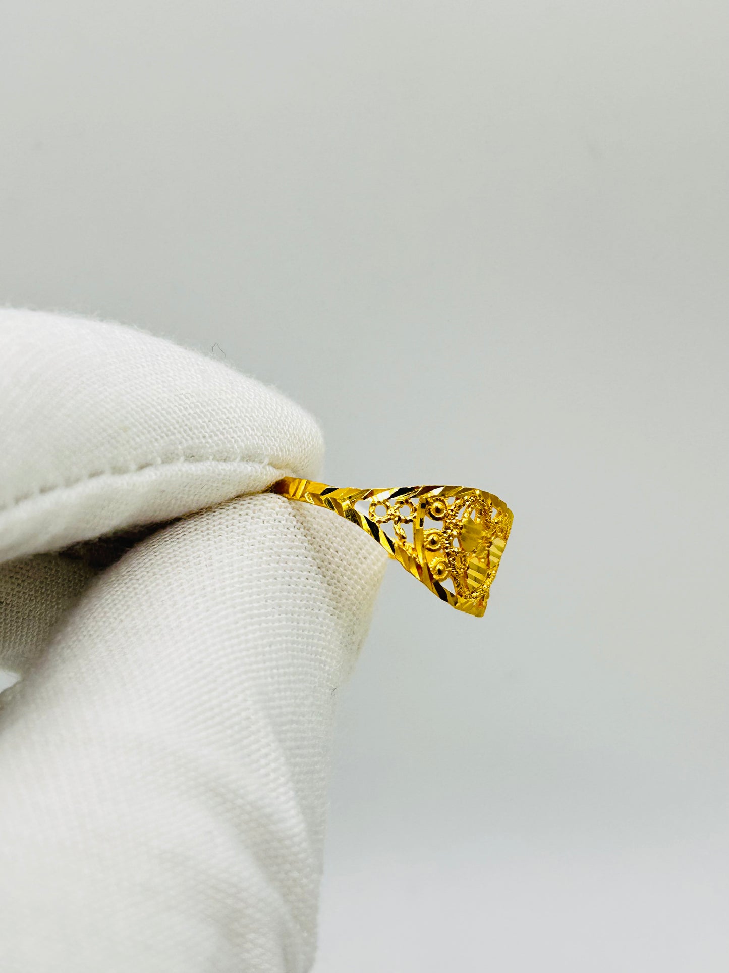 22ct Gold Ladies Ring Size P 1/2, Weight 2.1g Hallmarked