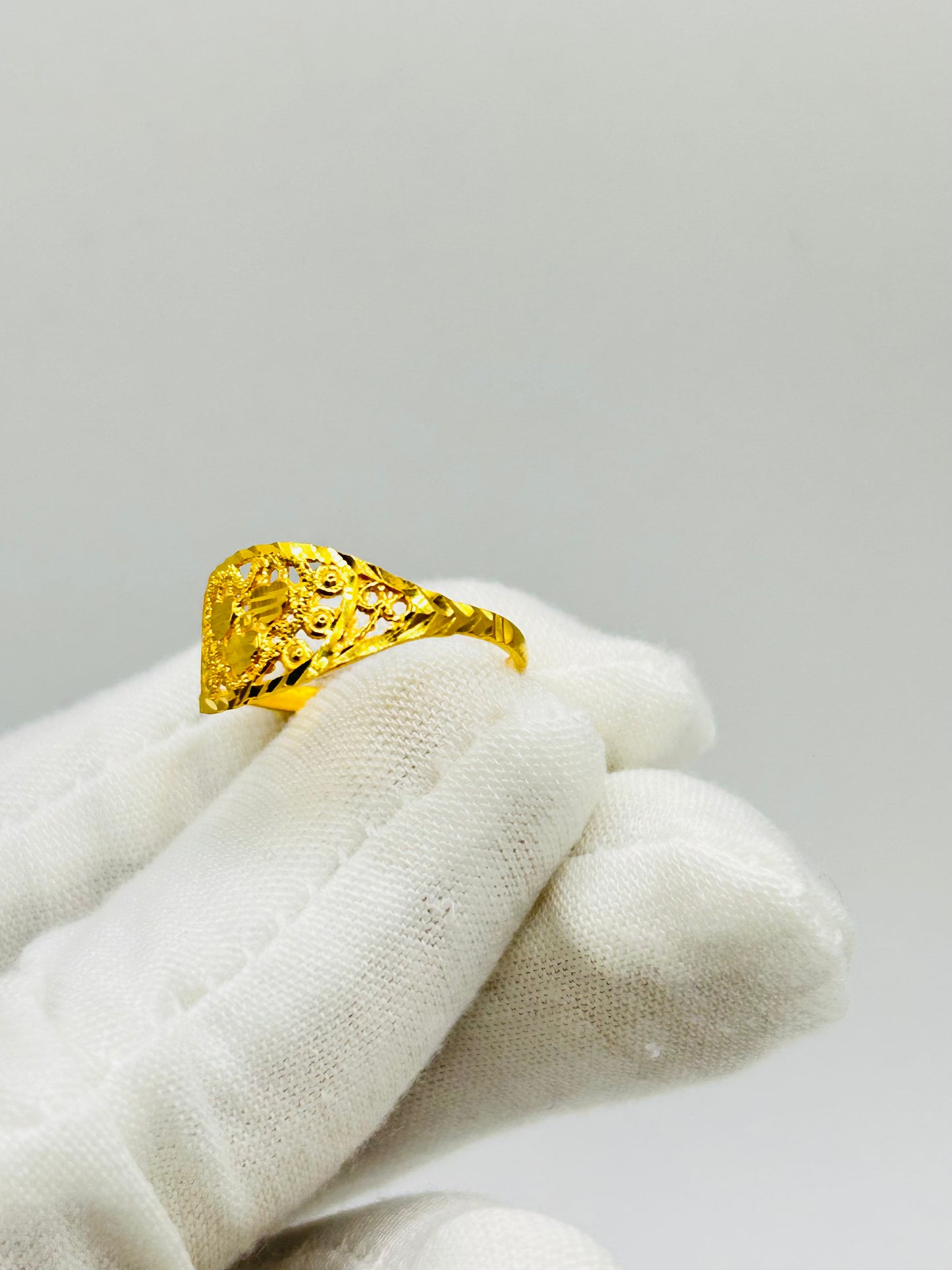 22ct Gold Ladies Ring Size P 1/2, Weight 2.1g Hallmarked