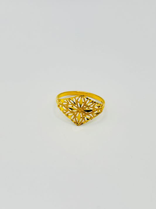 22ct Gold Ladies Ring Size Q, Weight 1.7g Hallmarked