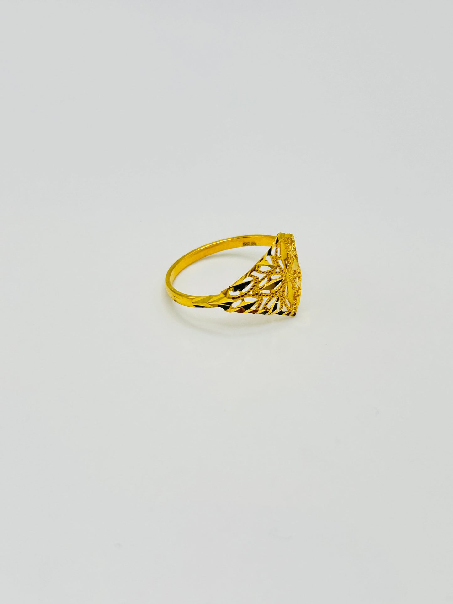 22ct Gold Ladies Ring Size Q, Weight 1.7g Hallmarked