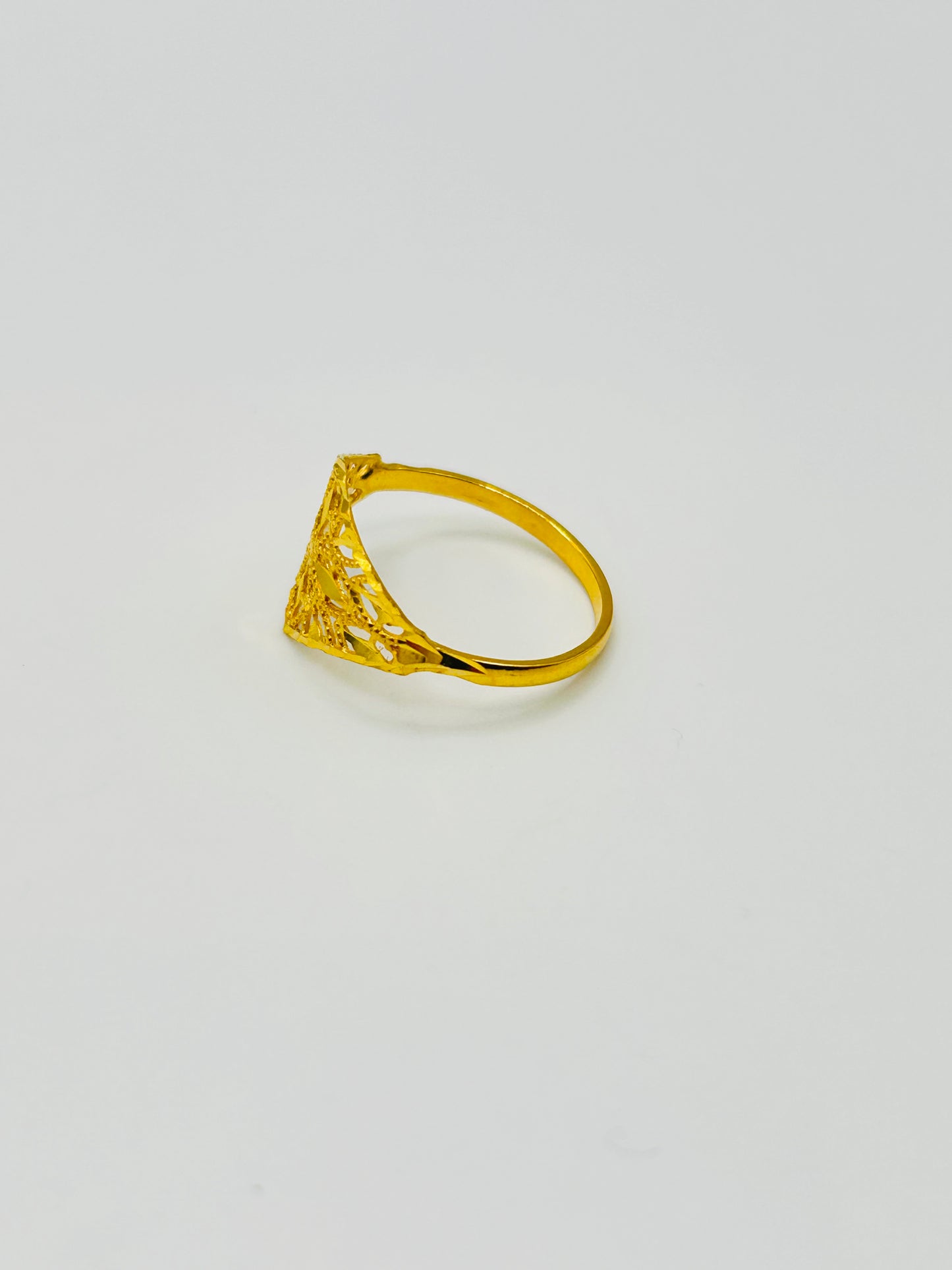 22ct Gold Ladies Ring Size Q, Weight 1.7g Hallmarked