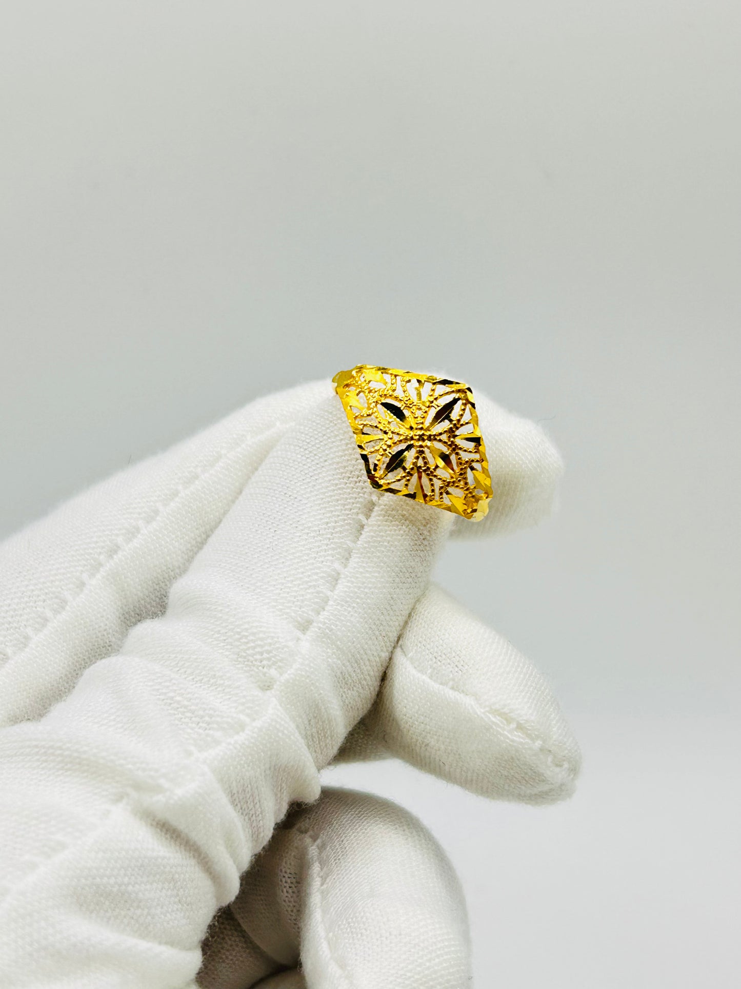 22ct Gold Ladies Ring Size Q, Weight 1.7g Hallmarked