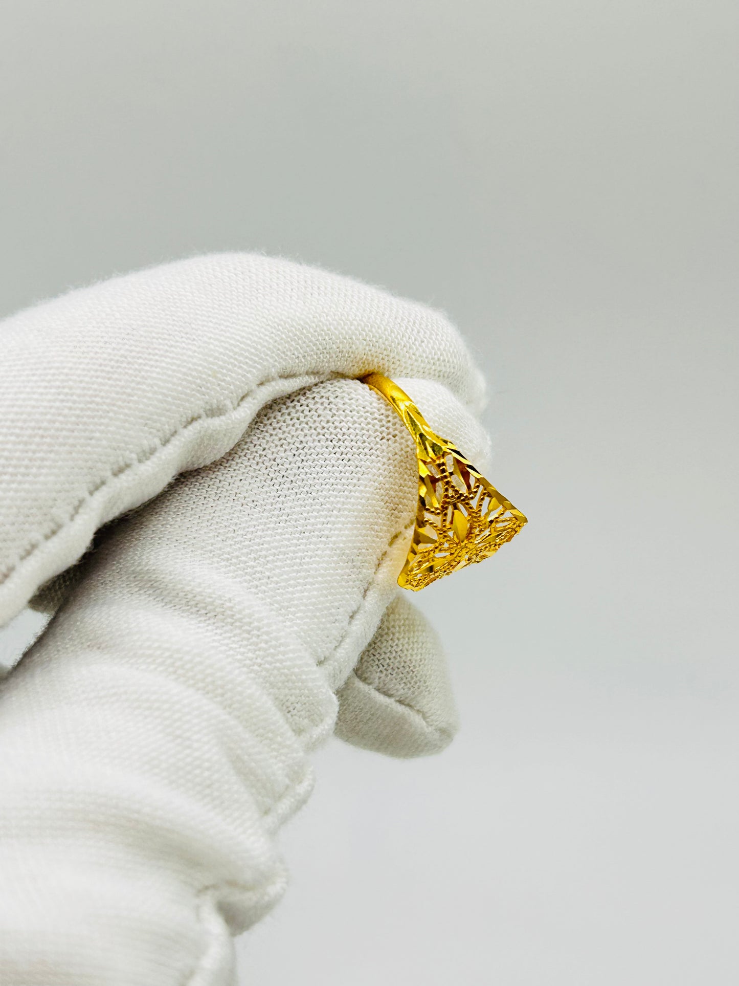22ct Gold Ladies Ring Size Q, Weight 1.7g Hallmarked