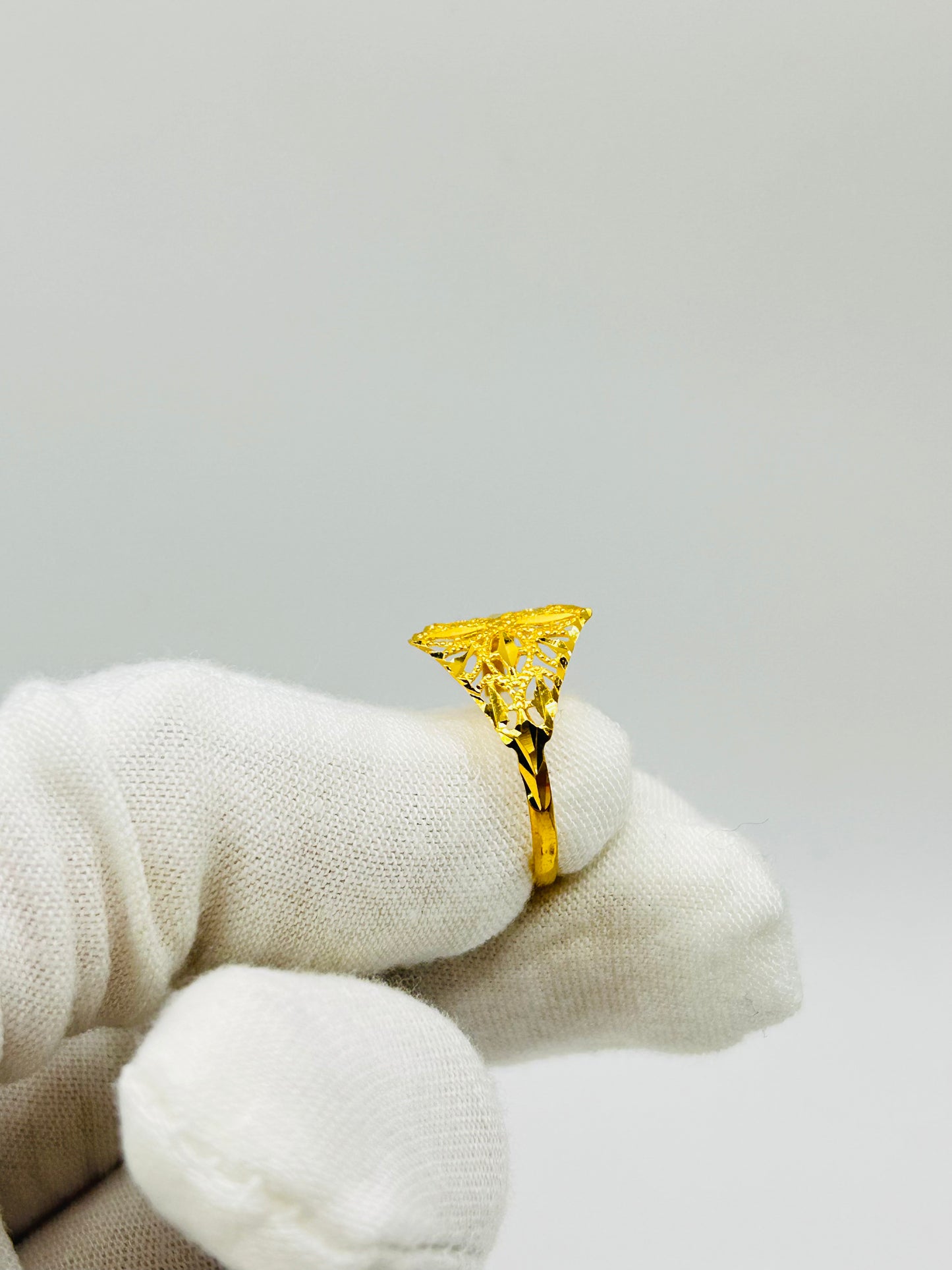 22ct Gold Ladies Ring Size Q, Weight 1.7g Hallmarked
