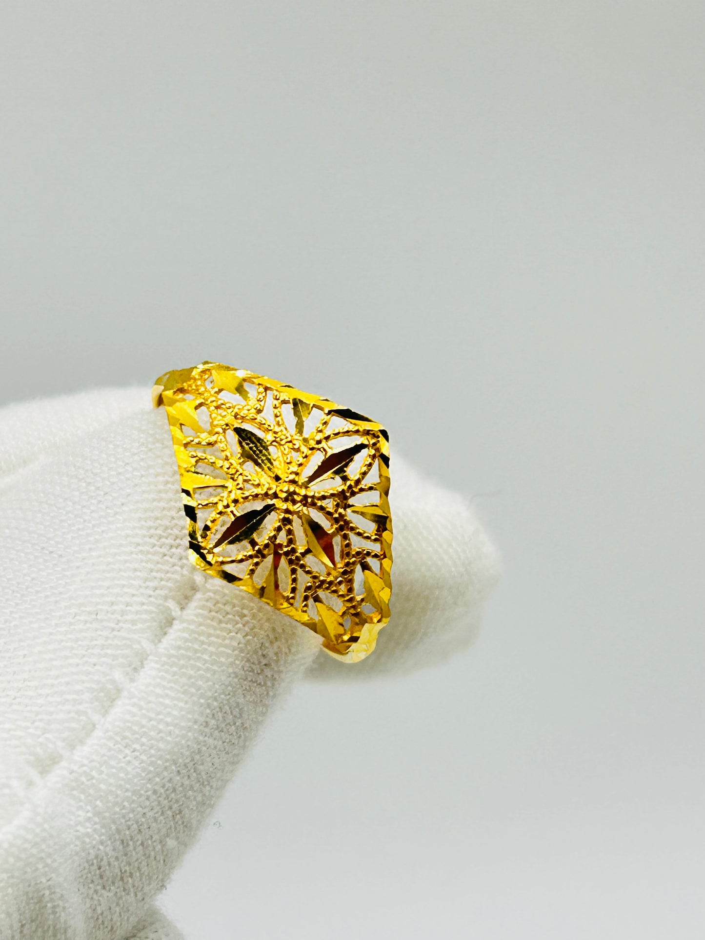 22ct Gold Ladies Ring Size Q, Weight 1.7g Hallmarked