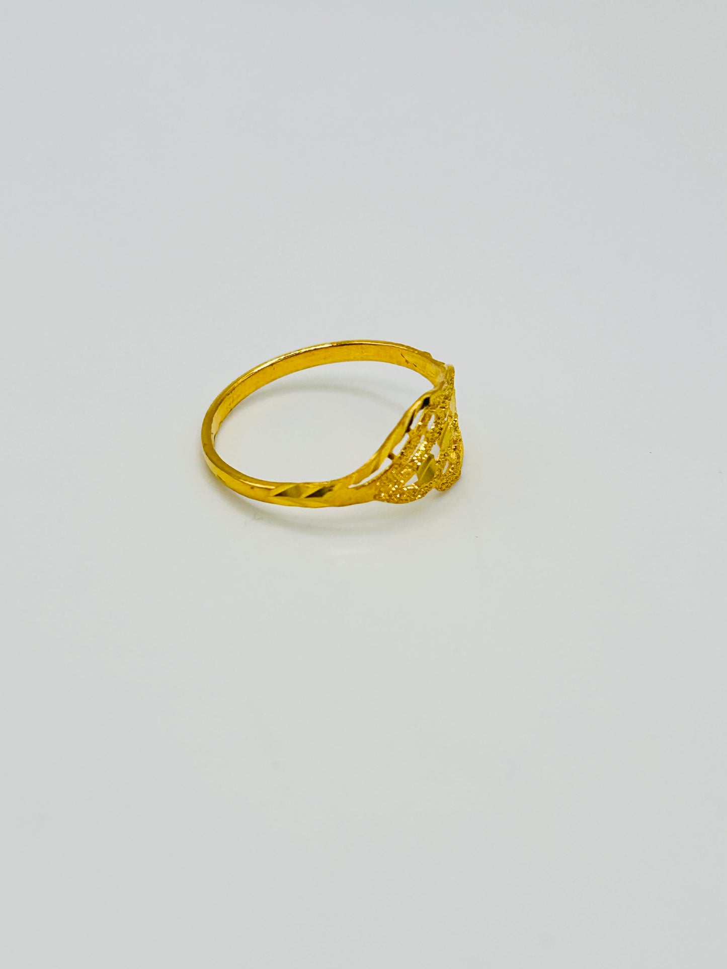 22ct Gold Ladies Ring Size P 1/2, Weight 1.7g Hallmarked
