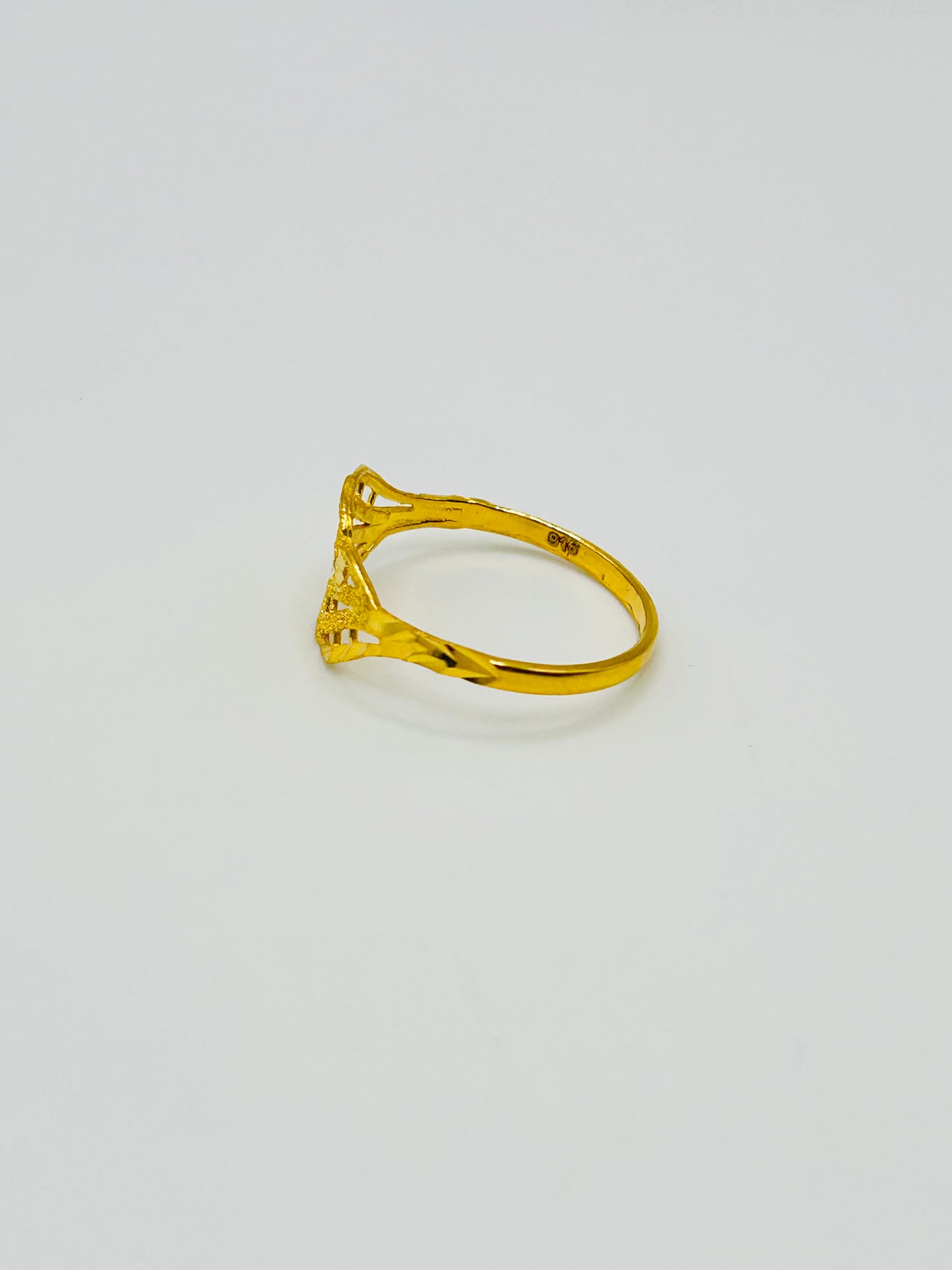 22ct Gold Ladies Ring Size P 1/2, Weight 1.7g Hallmarked