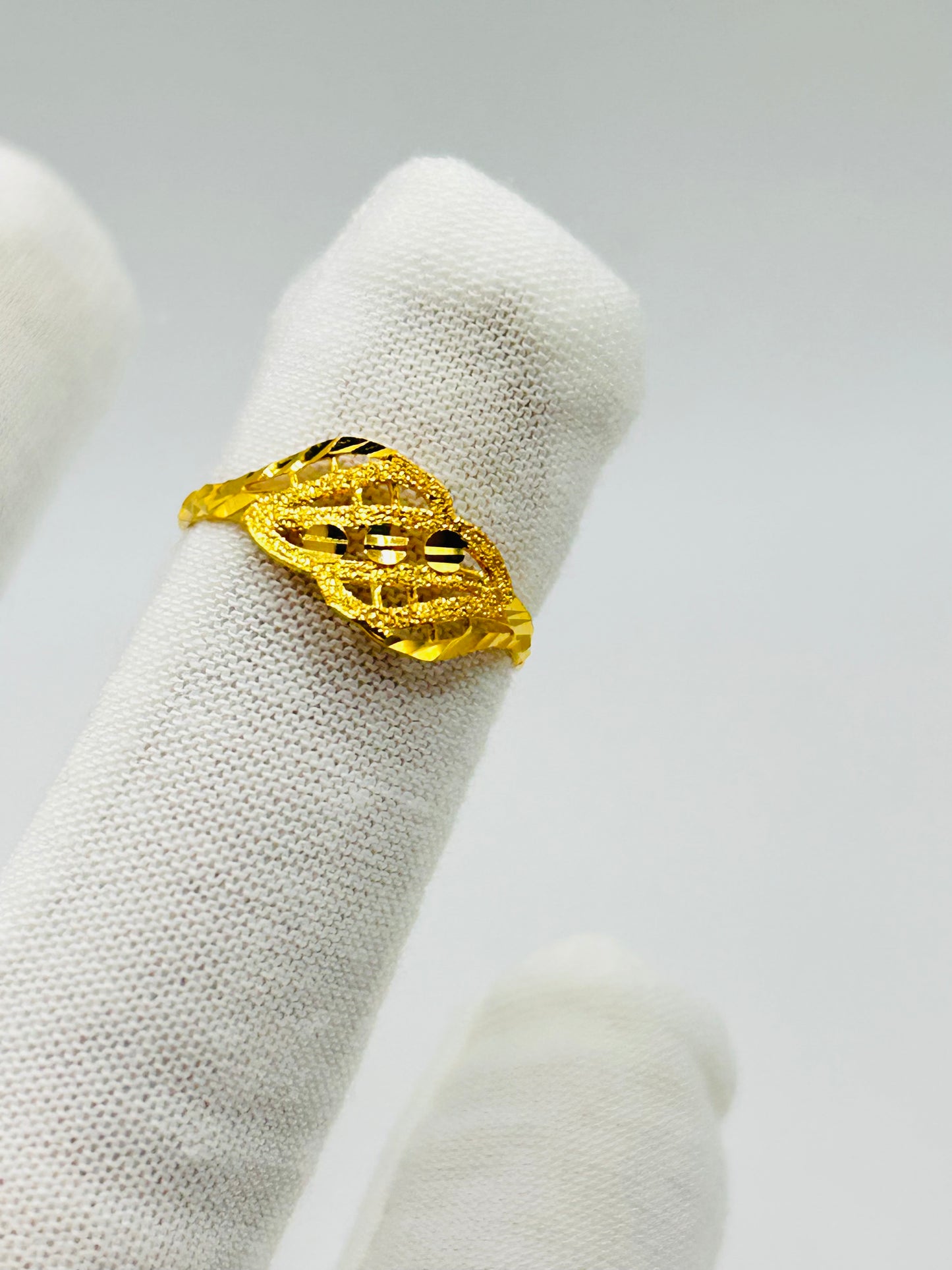 22ct Gold Ladies Ring Size P 1/2, Weight 1.7g Hallmarked