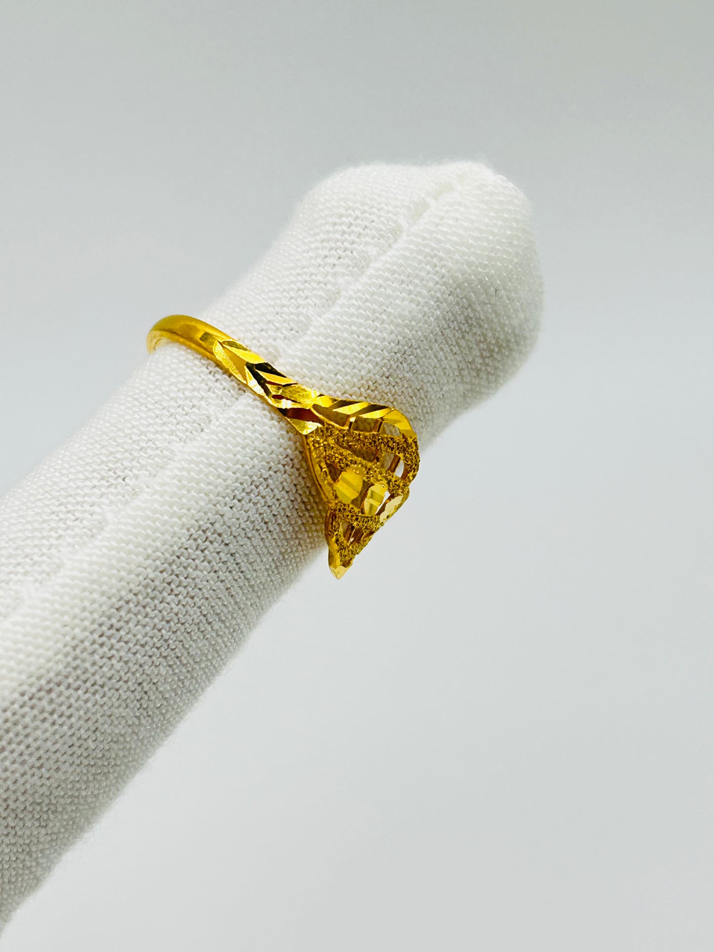 22ct Gold Ladies Ring Size P 1/2, Weight 1.7g Hallmarked