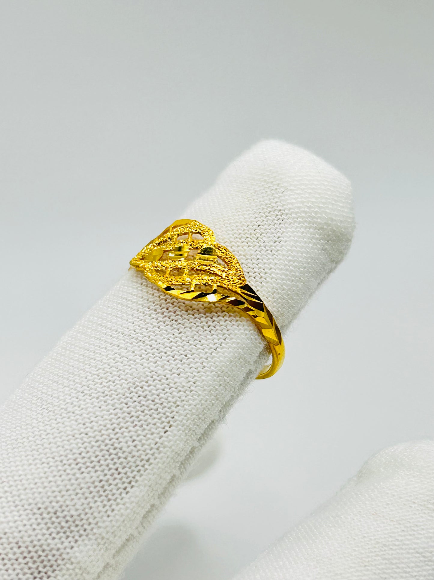 22ct Gold Ladies Ring Size P 1/2, Weight 1.7g Hallmarked