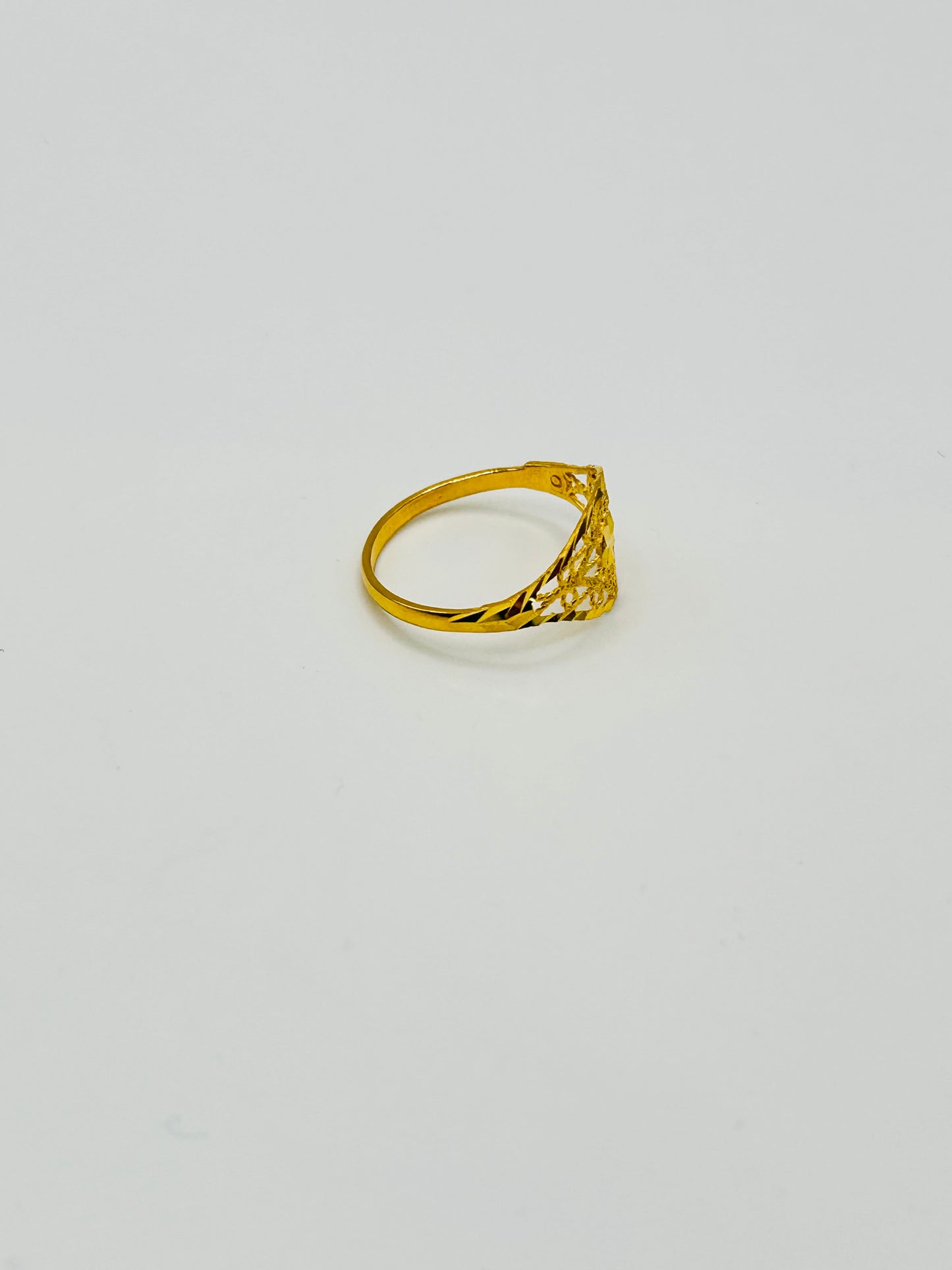22ct Gold Ladies Ring Size O, Weight 1.6g Hallmarked