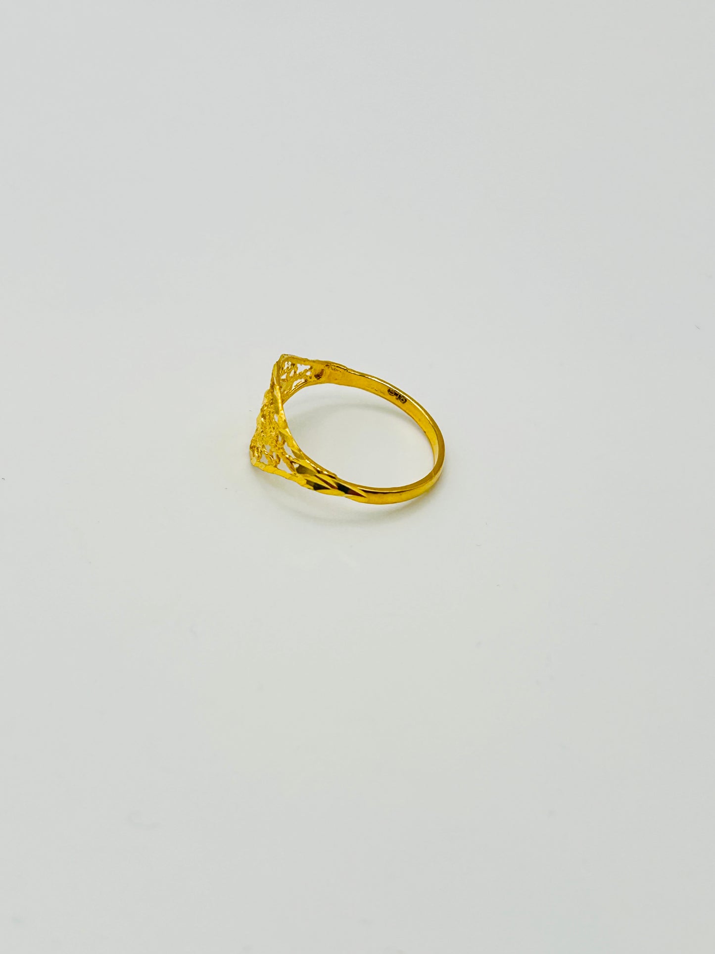 22ct Gold Ladies Ring Size O, Weight 1.6g Hallmarked