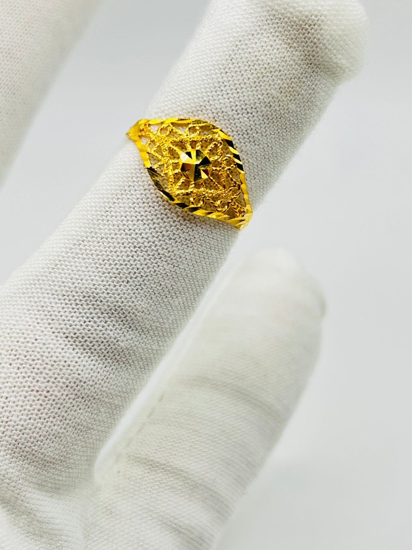 22ct Gold Ladies Ring Size O, Weight 1.6g Hallmarked