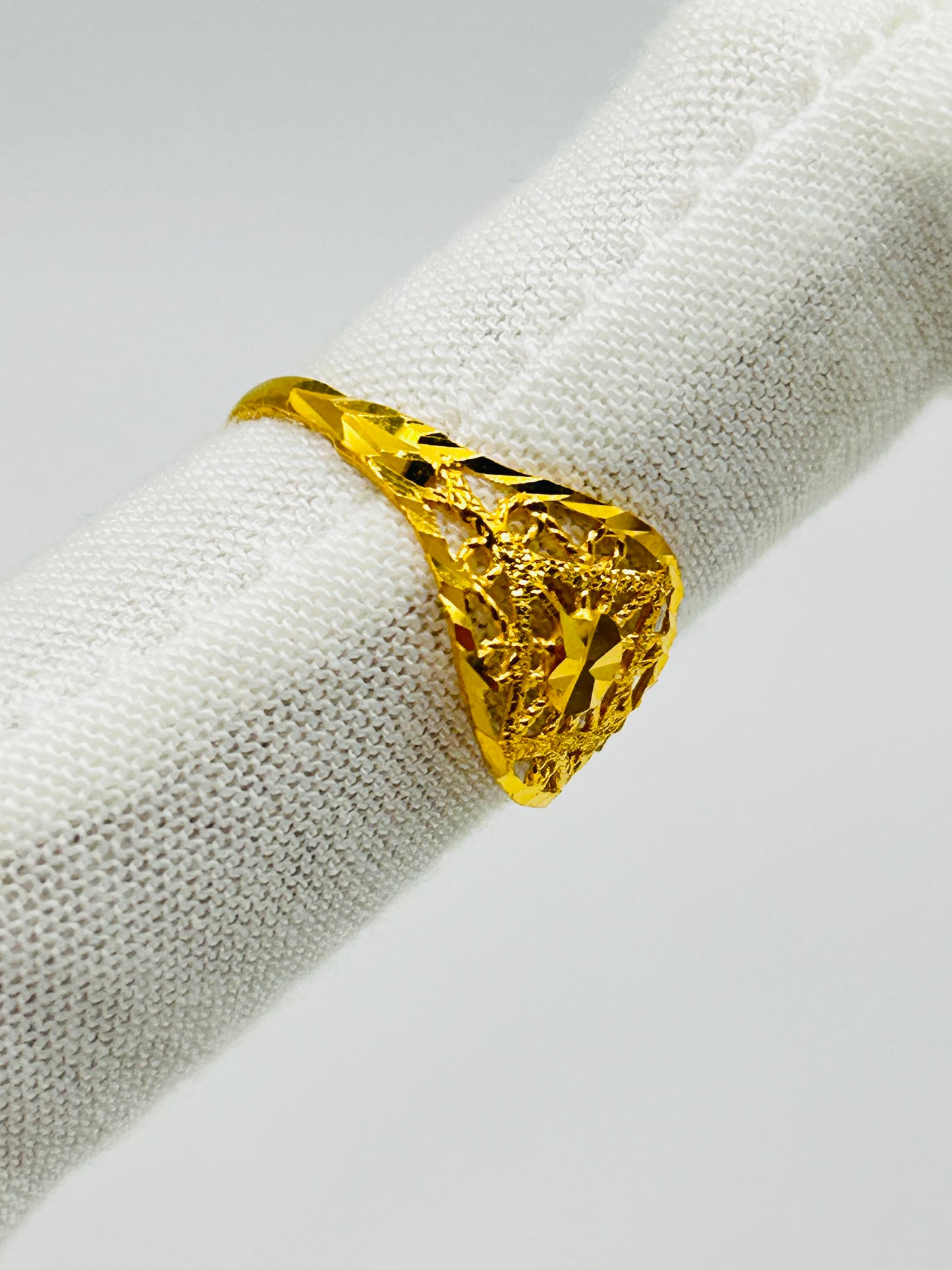 22ct Gold Ladies Ring Size O, Weight 1.6g Hallmarked