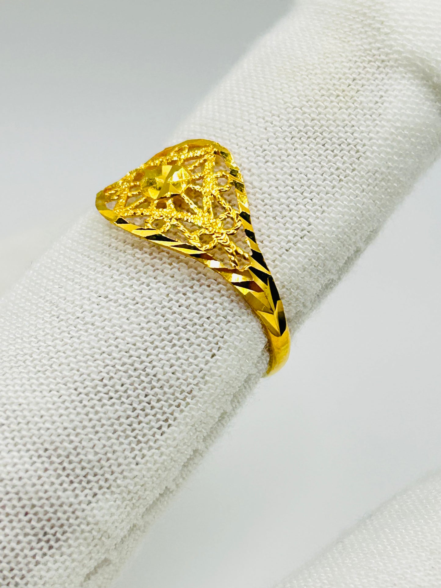 22ct Gold Ladies Ring Size O, Weight 1.6g Hallmarked
