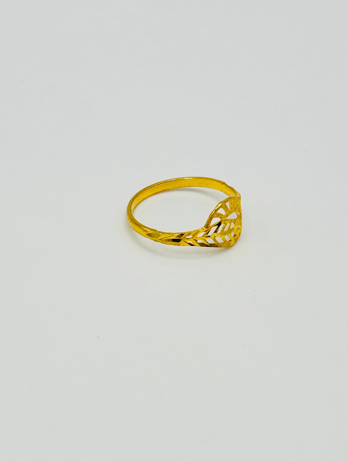22ct Gold Ladies Ring Size N 1/2, Weight 1.4g Hallmarked