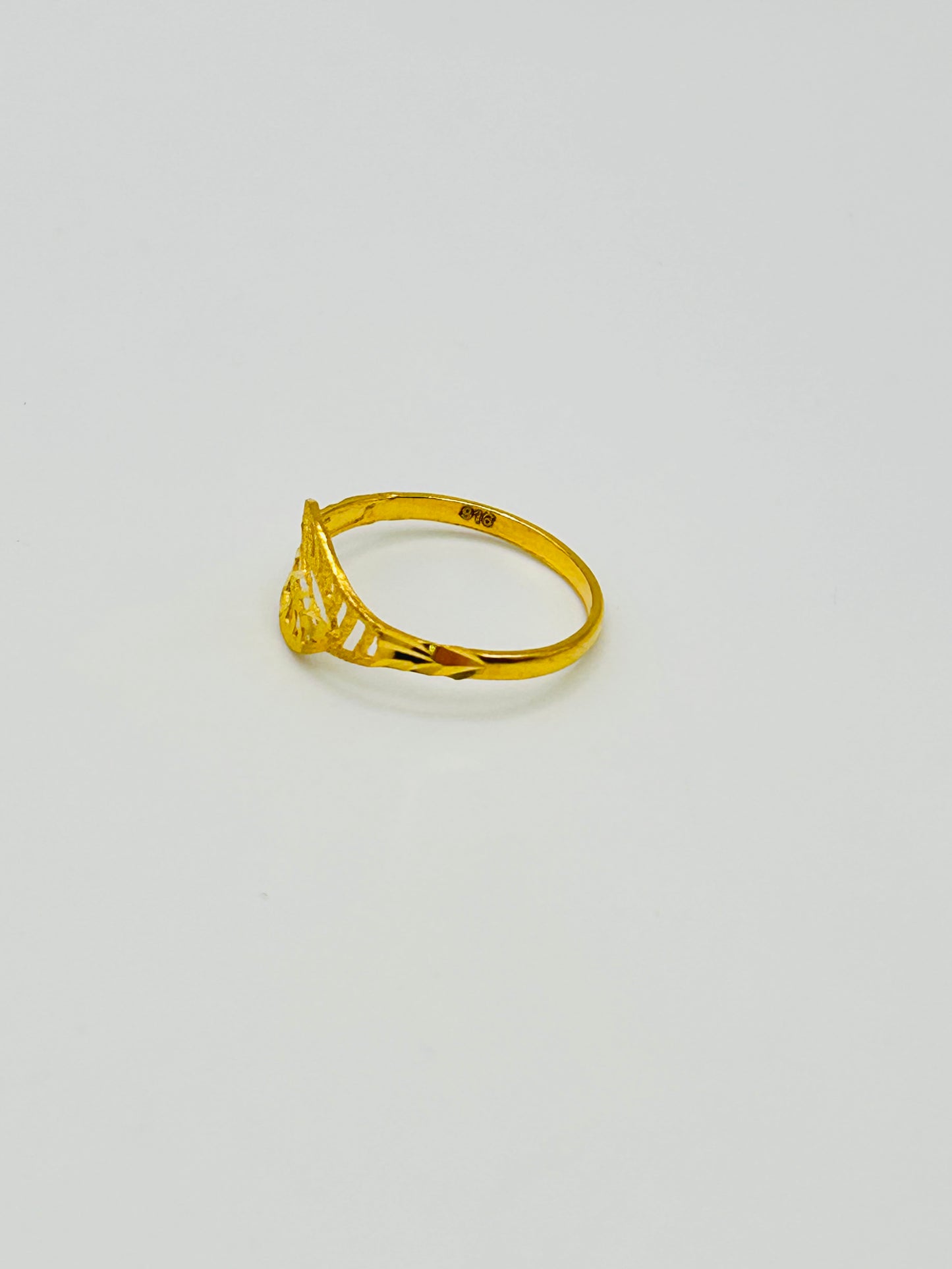 22ct Gold Ladies Ring Size N 1/2, Weight 1.4g Hallmarked