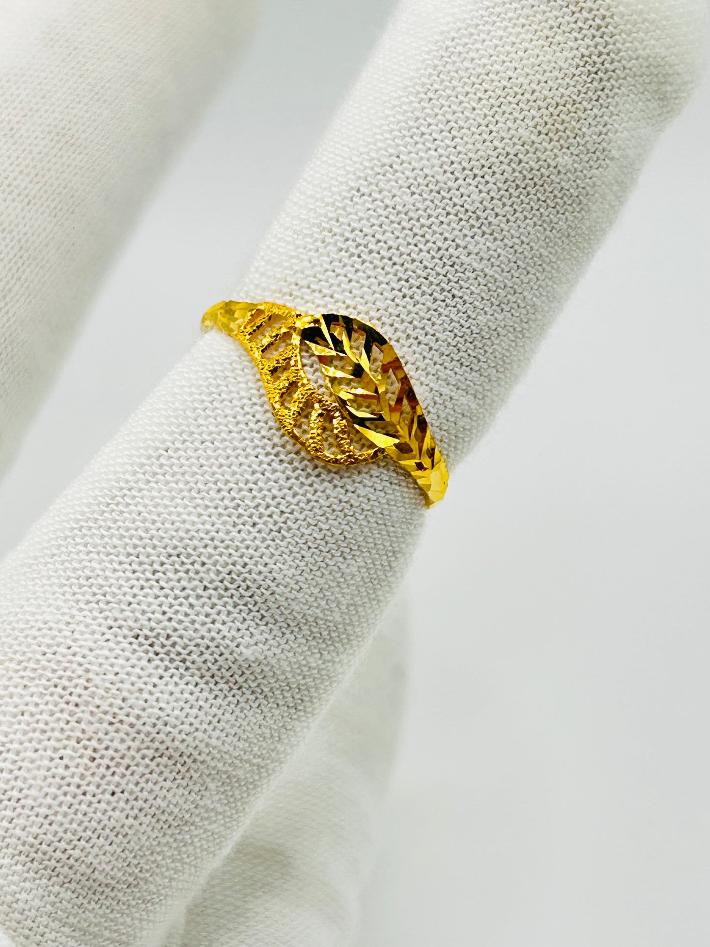 22ct Gold Ladies Ring Size N 1/2, Weight 1.4g Hallmarked
