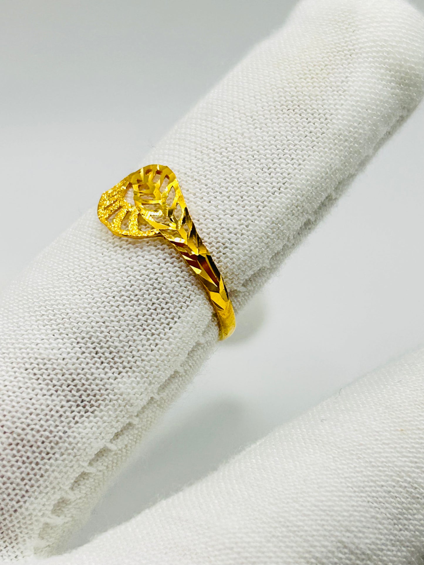 22ct Gold Ladies Ring Size N 1/2, Weight 1.4g Hallmarked