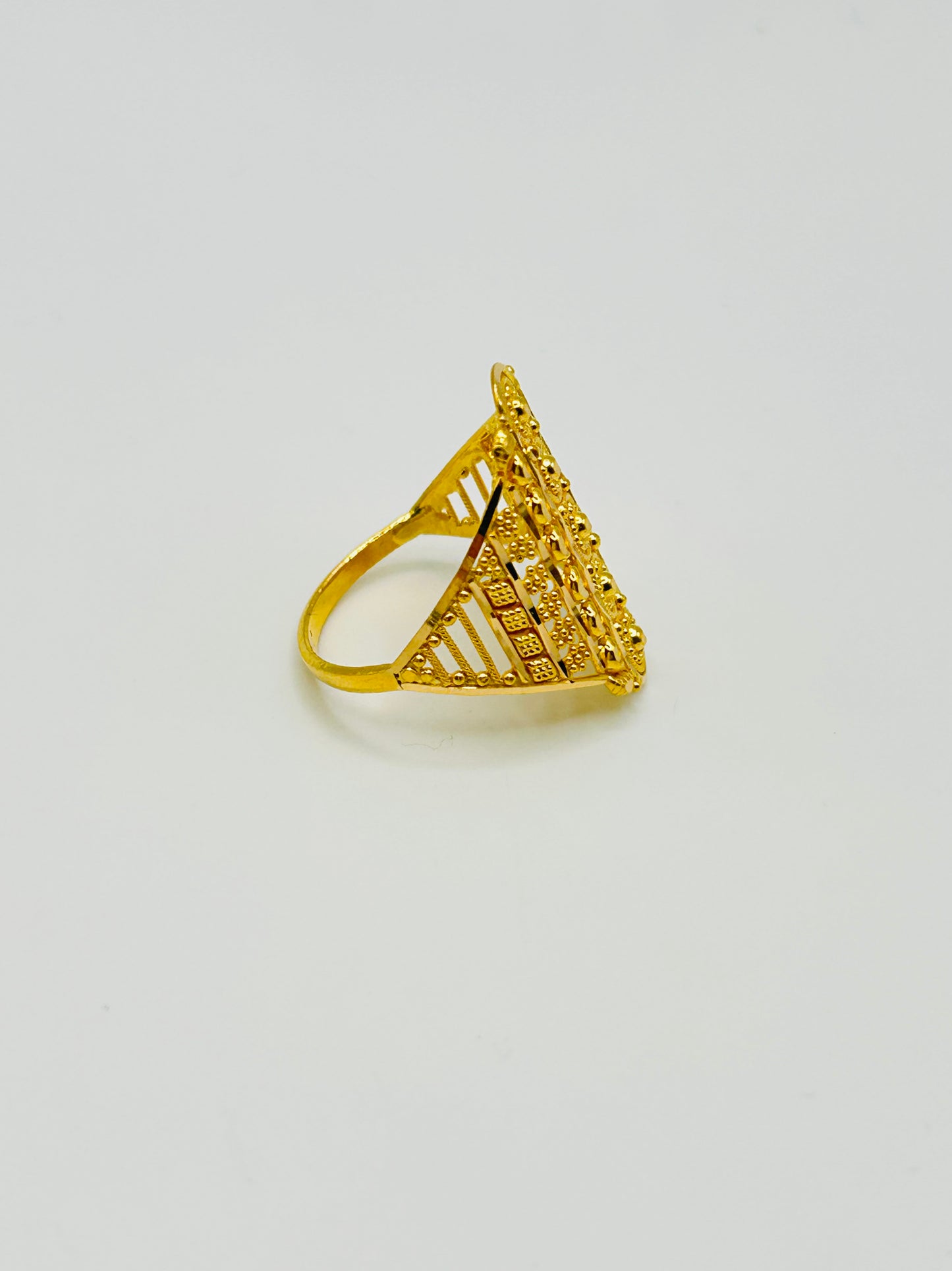 22ct Gold Ladies Ring Size Q, Weight 4.2g Hallmarked