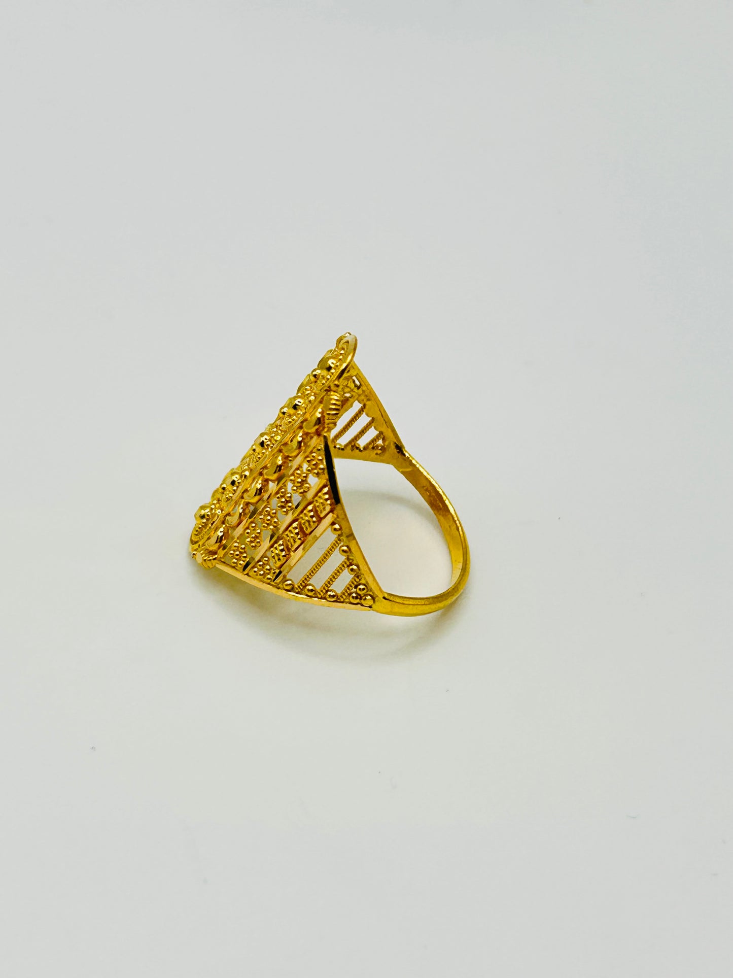22ct Gold Ladies Ring Size Q, Weight 4.2g Hallmarked