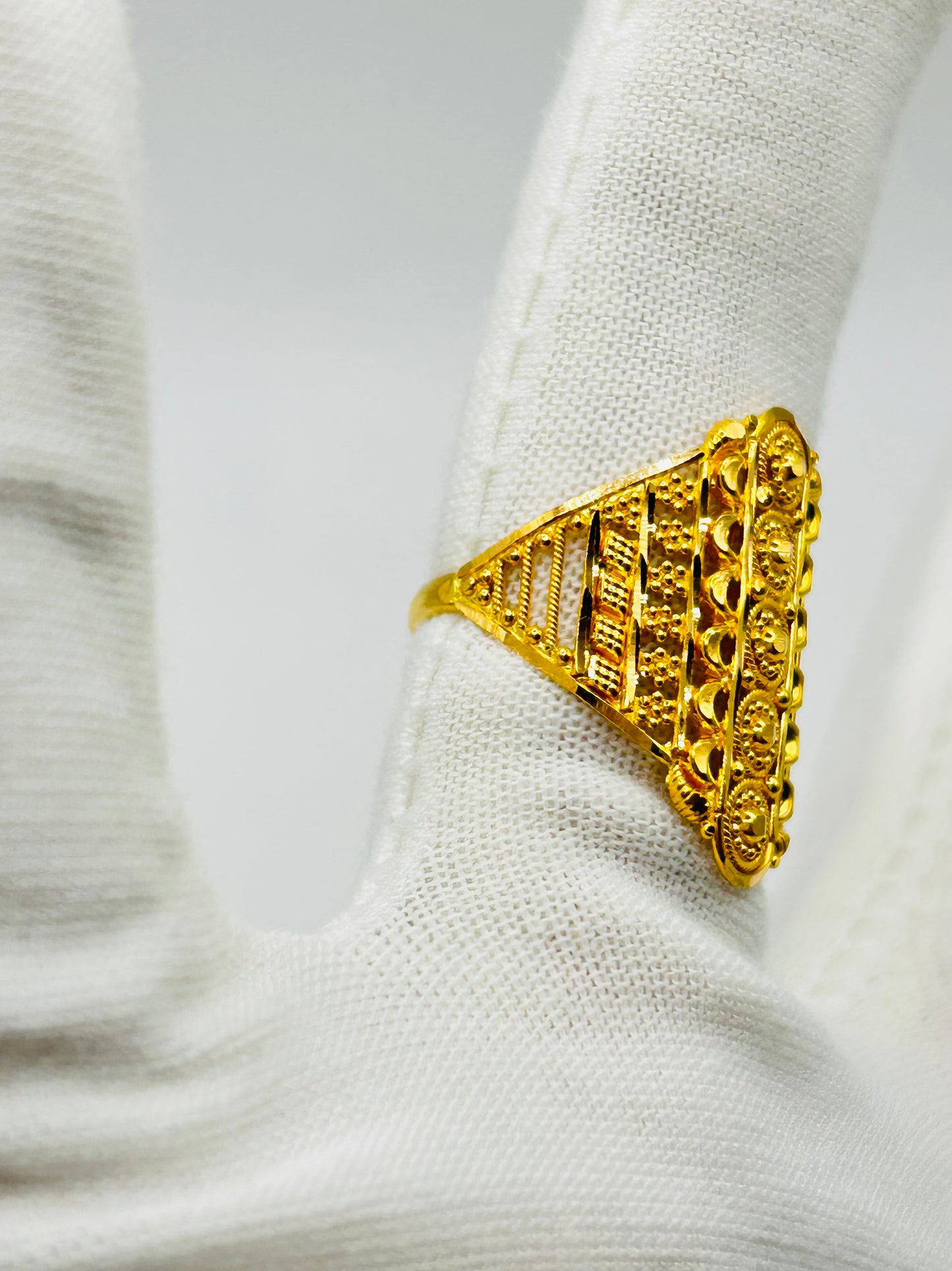 22ct Gold Ladies Ring Size Q, Weight 4.2g Hallmarked