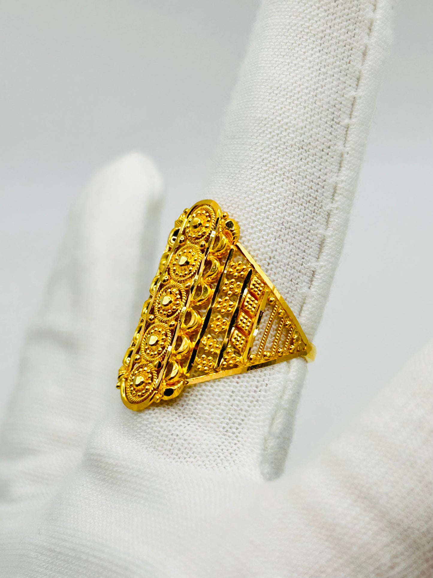 22ct Gold Ladies Ring Size Q, Weight 4.2g Hallmarked
