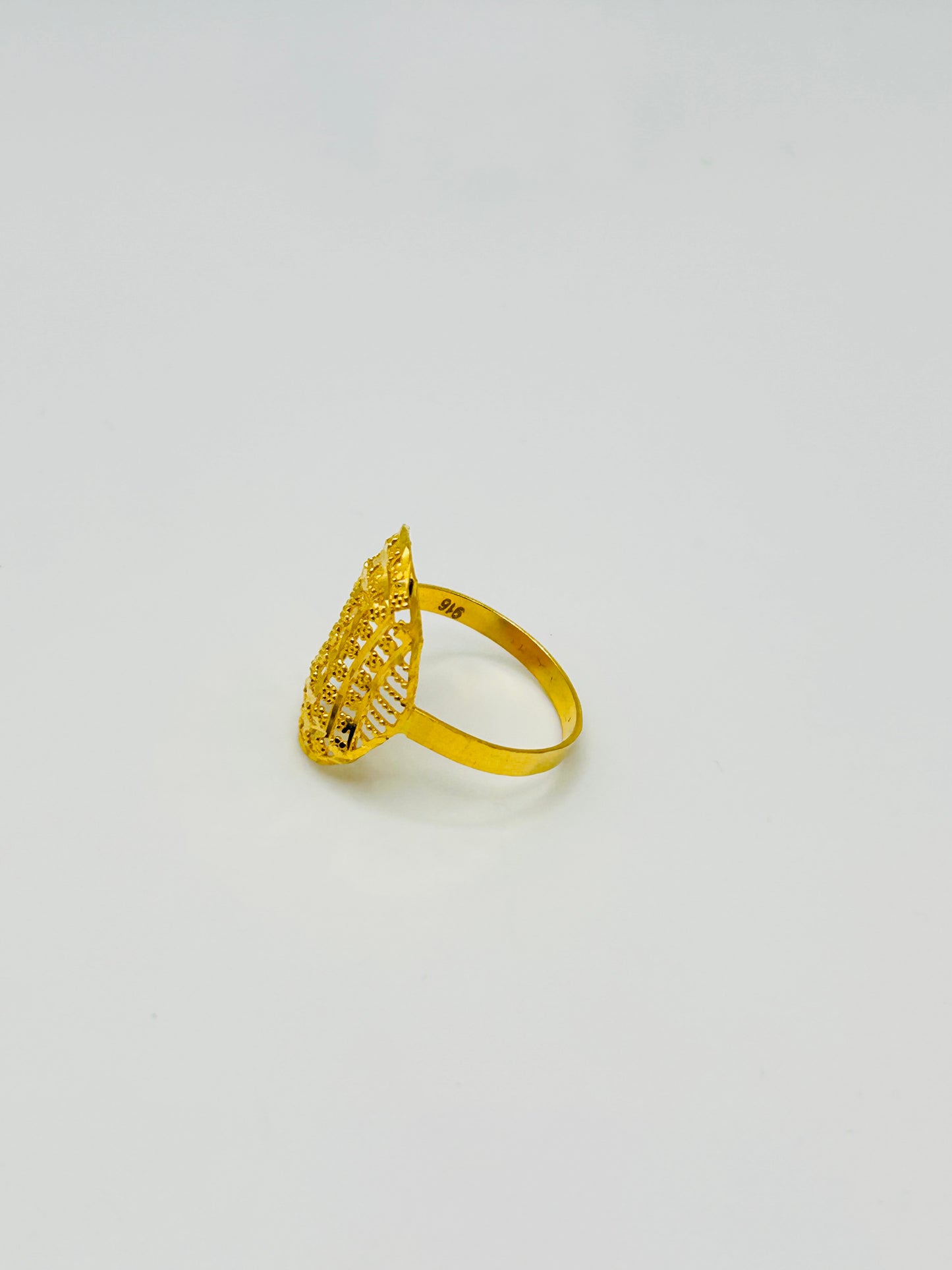 22ct Gold Ladies Ring Size P 1/2, Weight 2.3g Hallmarked