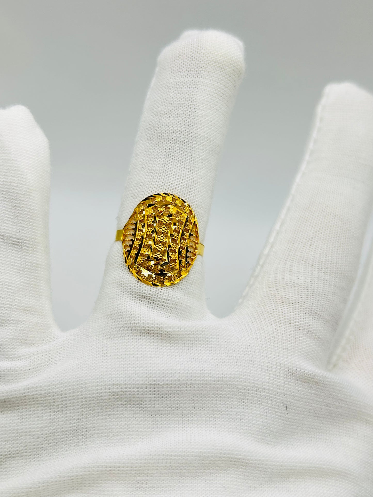 22ct Gold Ladies Ring Size P 1/2, Weight 2.3g Hallmarked